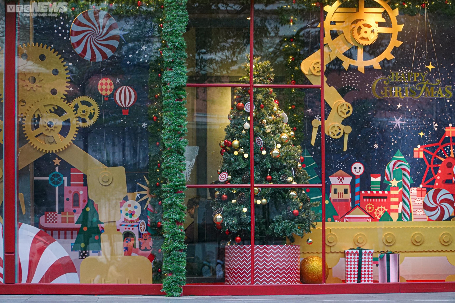 Những cây thông Noel khổng lồ rực rỡ đón Giáng sinh - 14
