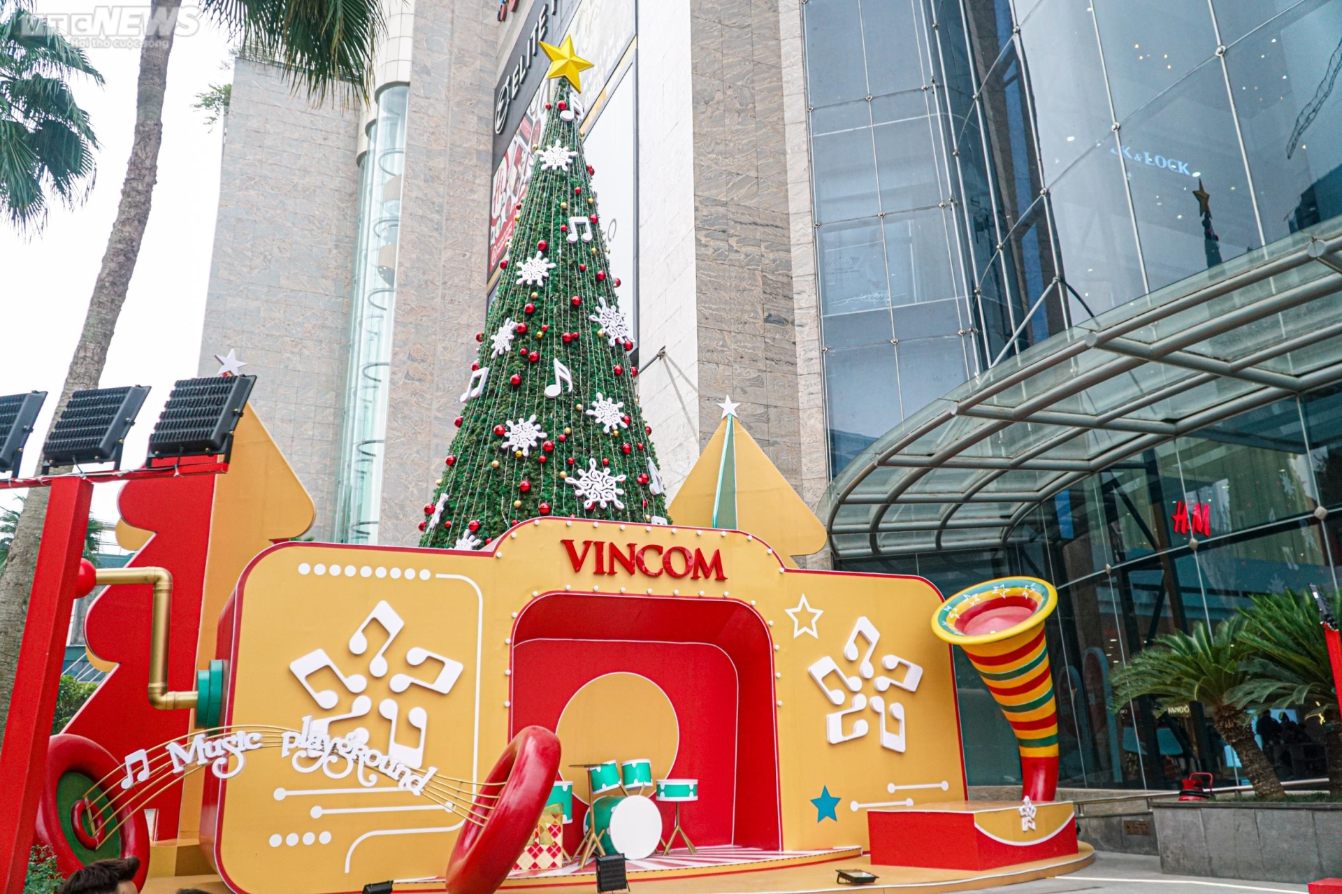 Những cây thông Noel khổng lồ rực rỡ đón Giáng sinh - 11