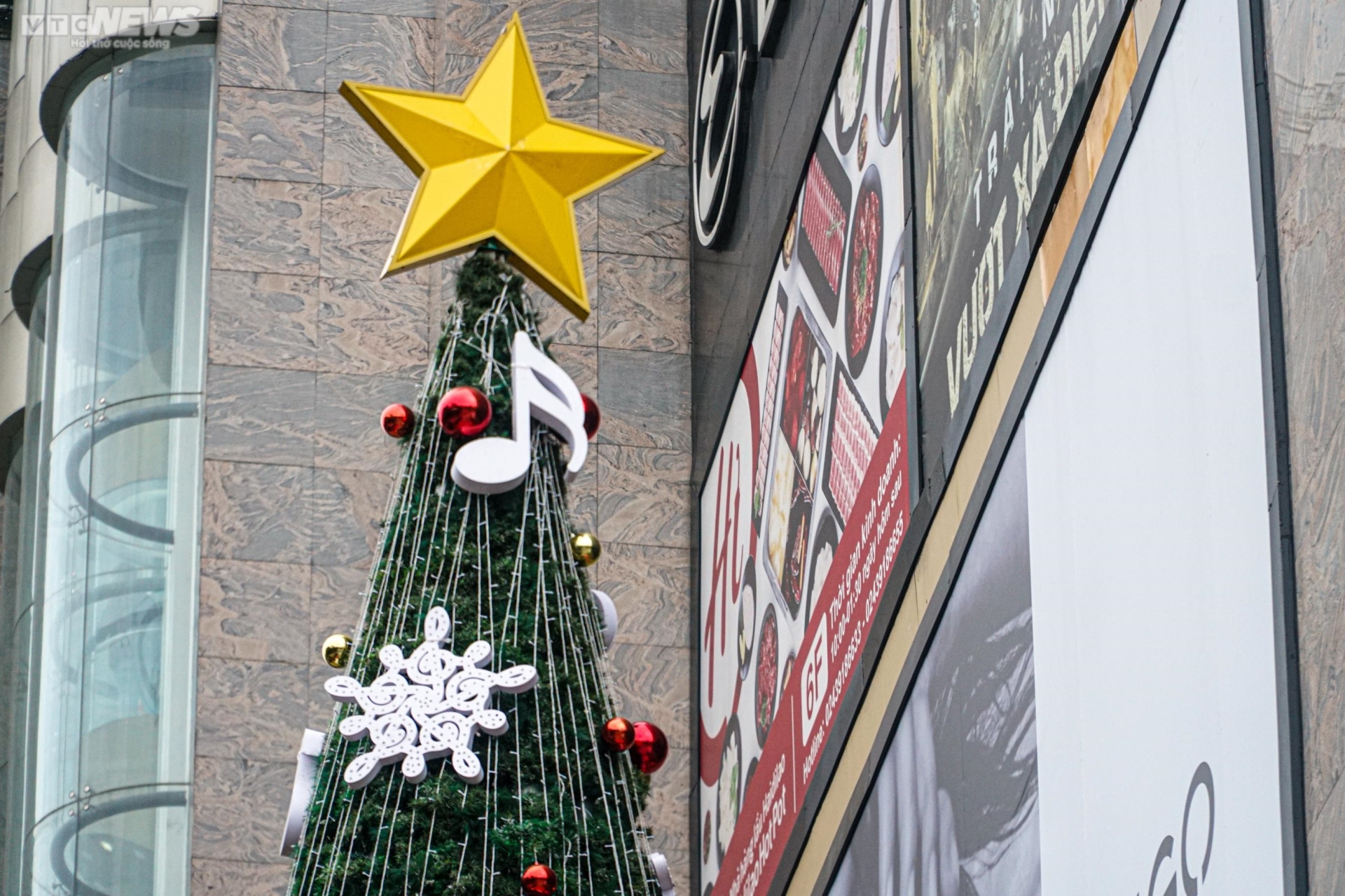 Những cây thông Noel khổng lồ rực rỡ đón Giáng sinh - 12