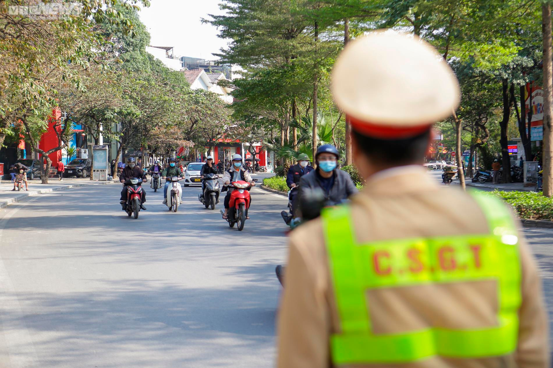 Đuổi theo tài xế vứt gói màu trắng ra đường, phát hiện người đi xe mang ma túy - 1