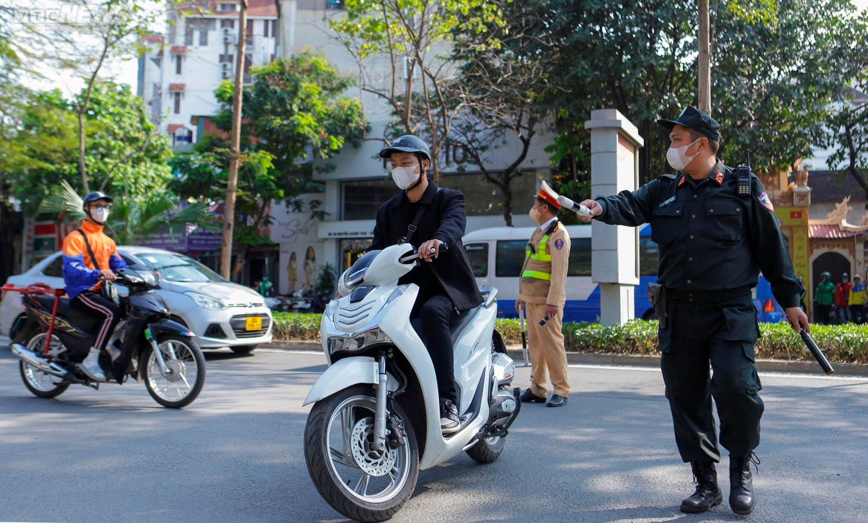 Đuổi theo tài xế vứt gói màu trắng ra đường, phát hiện người đi xe mang ma túy - 6