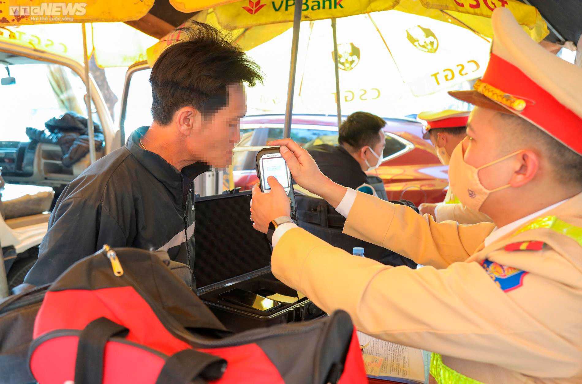 Đuổi theo tài xế vứt gói màu trắng ra đường, phát hiện người đi xe mang ma túy - 7