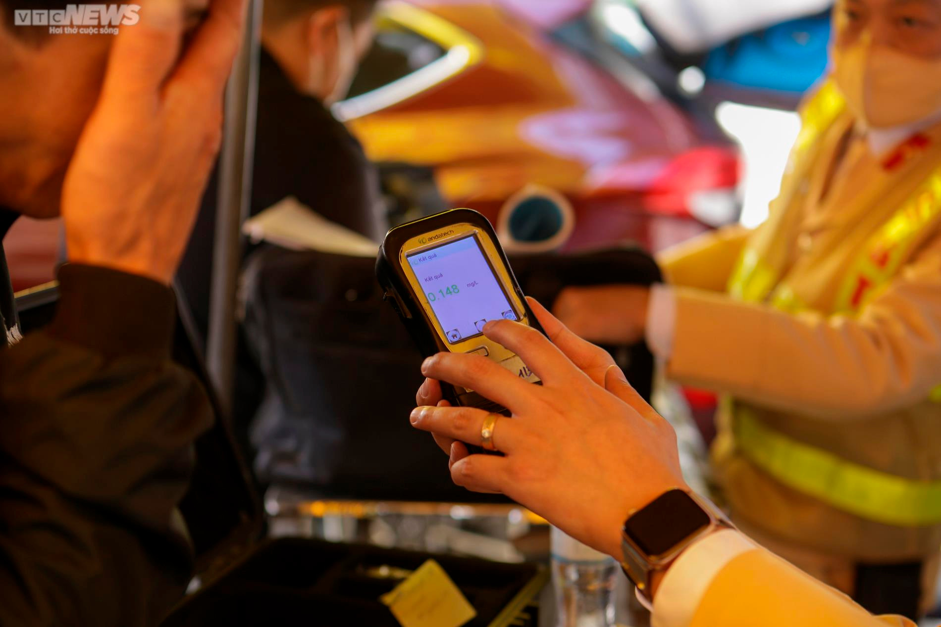 Đuổi theo tài xế vứt gói màu trắng ra đường, phát hiện người đi xe mang ma túy - 8