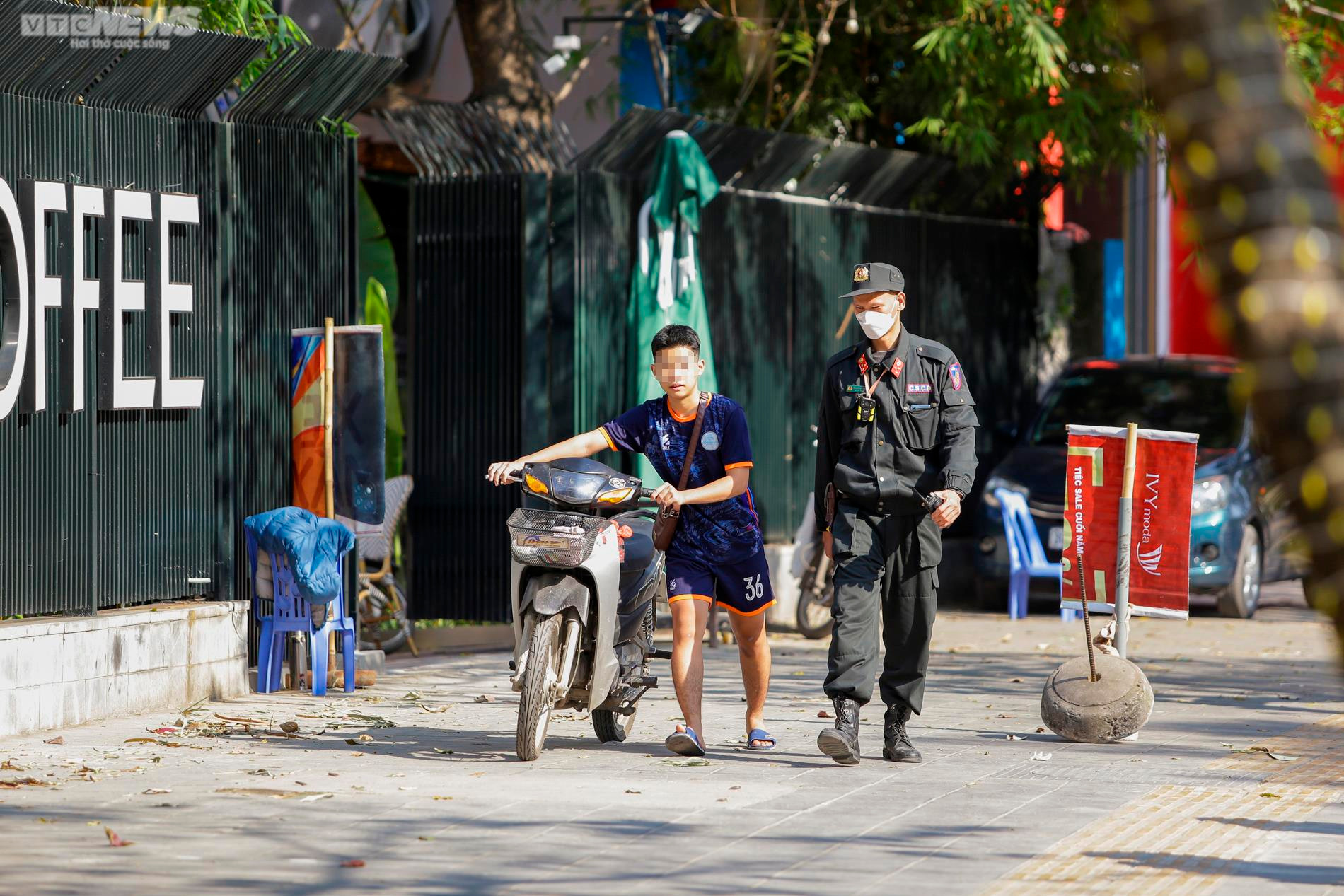 Đuổi theo tài xế vứt gói màu trắng ra đường, phát hiện người đi xe mang ma túy - 9