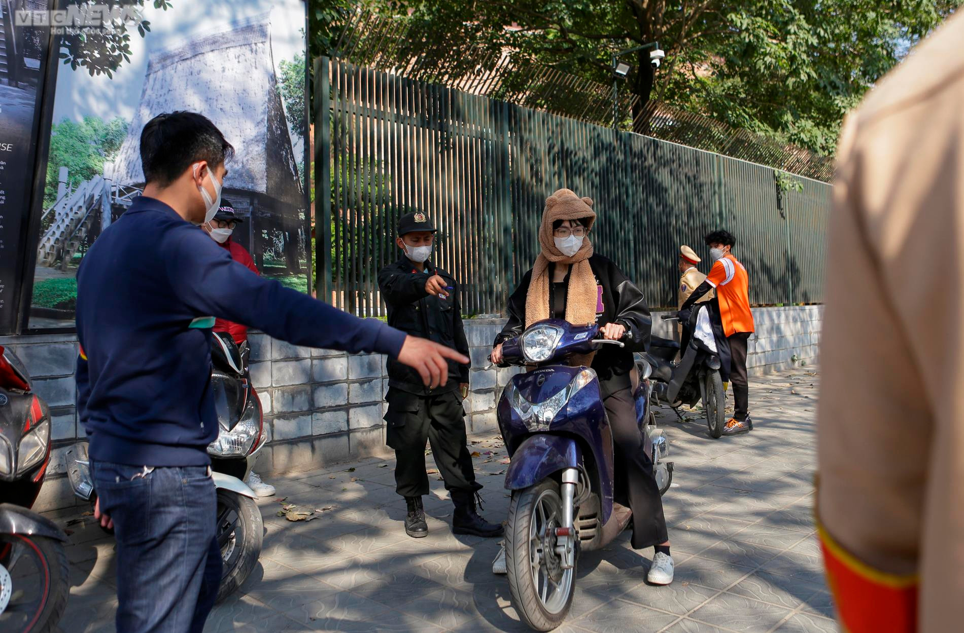 Đuổi theo tài xế vứt gói màu trắng ra đường, phát hiện người đi xe mang ma túy - 10