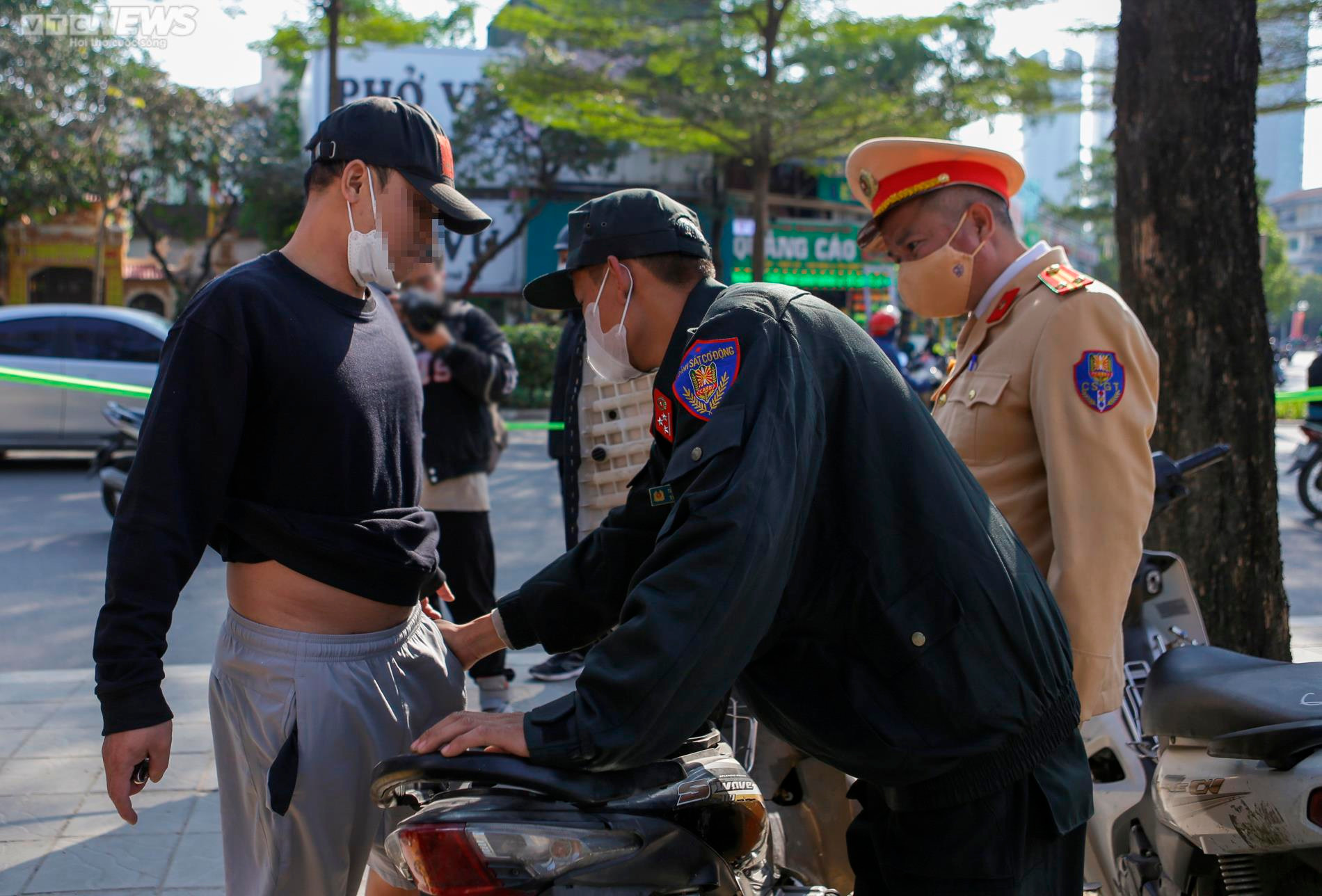 Đuổi theo tài xế vứt gói màu trắng ra đường, phát hiện người đi xe mang ma túy - 11