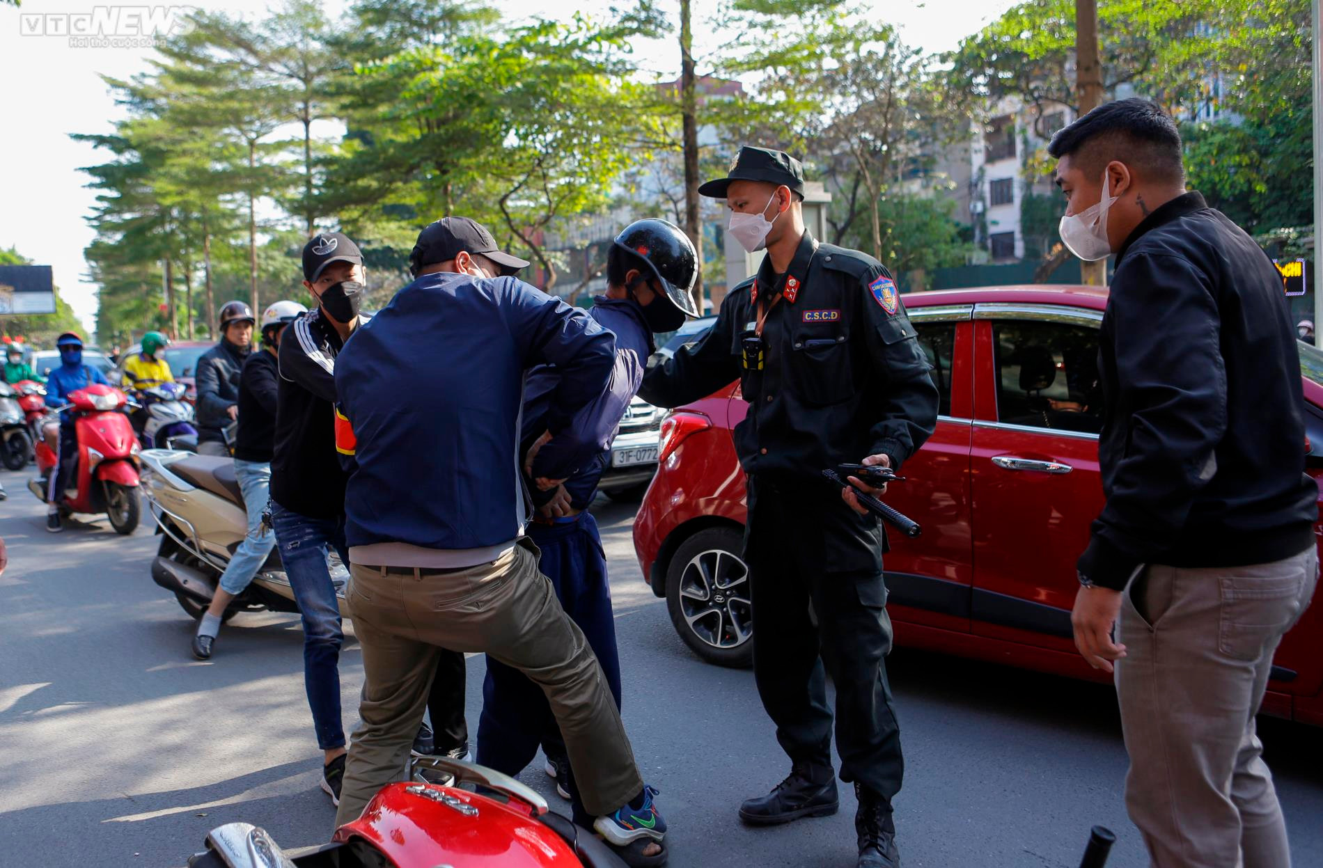 Đuổi theo tài xế vứt gói màu trắng ra đường, phát hiện người đi xe mang ma túy - 2