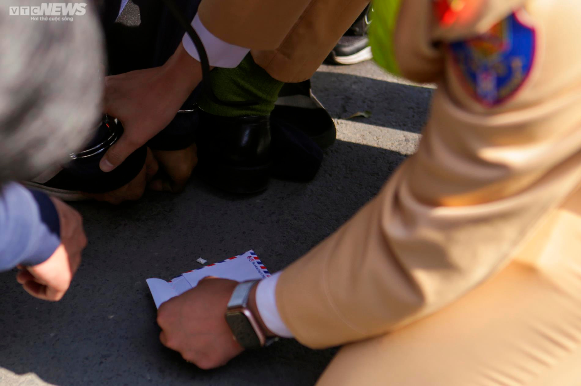 Đuổi theo tài xế vứt gói màu trắng ra đường, phát hiện người đi xe mang ma túy - 3