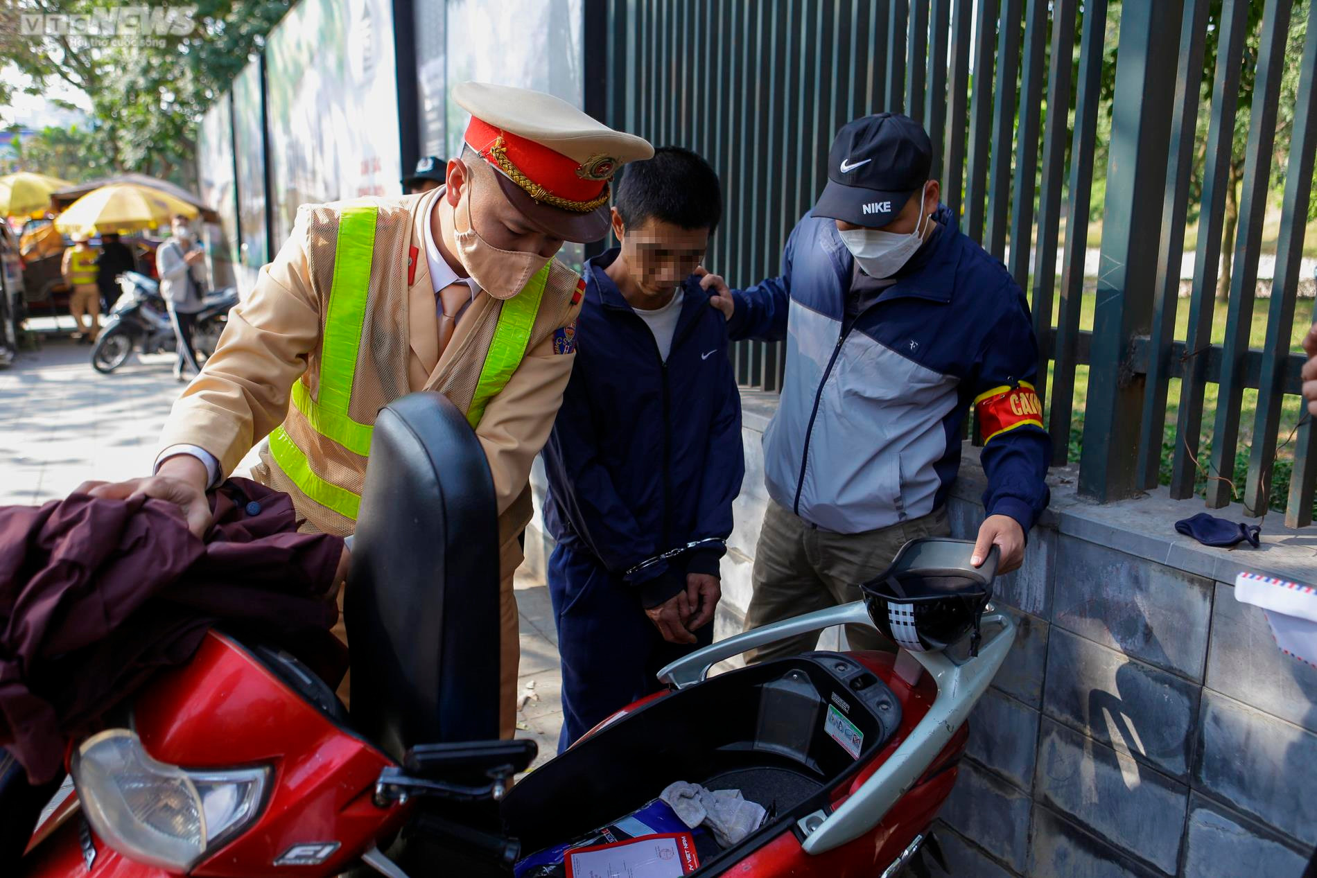 Đuổi theo tài xế vứt gói màu trắng ra đường, phát hiện người đi xe mang ma túy - 4