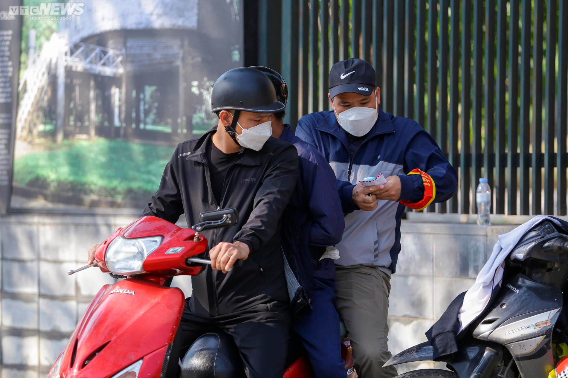 Đuổi theo tài xế vứt gói màu trắng ra đường, phát hiện người đi xe mang ma túy - 5