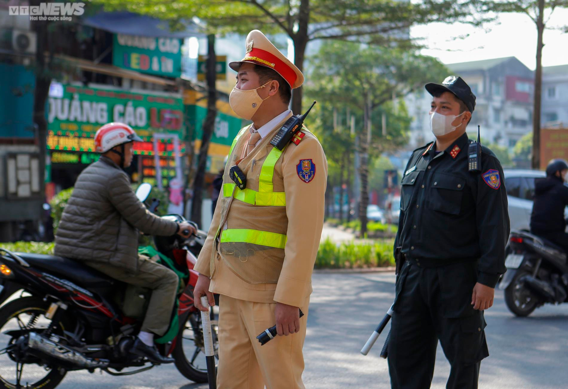 Đuổi theo tài xế vứt gói màu trắng ra đường, phát hiện người đi xe mang ma túy - 12