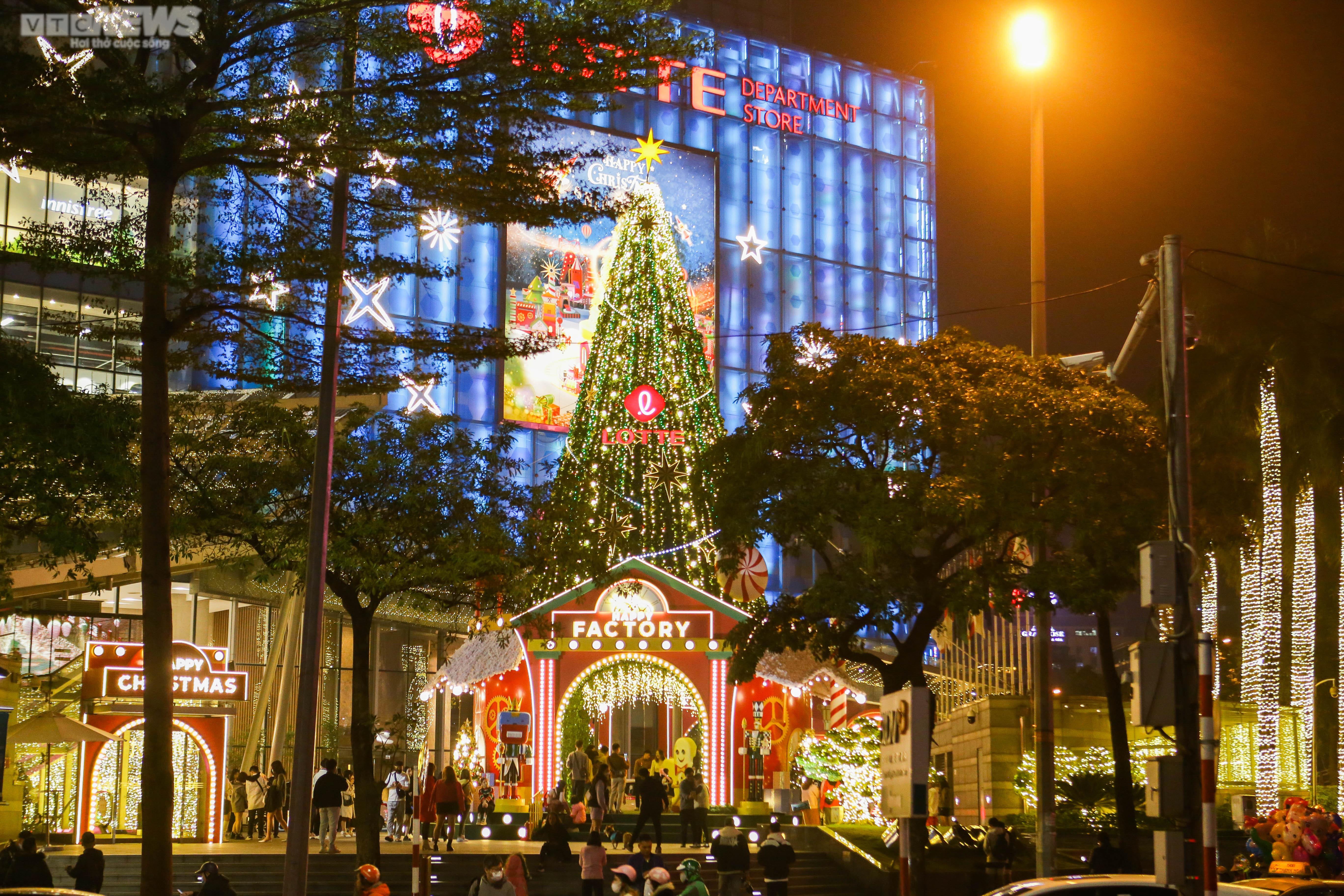 Độc đáo cây thông Noel vàng ruộm làm từ 8.000 bắp ngô - 10