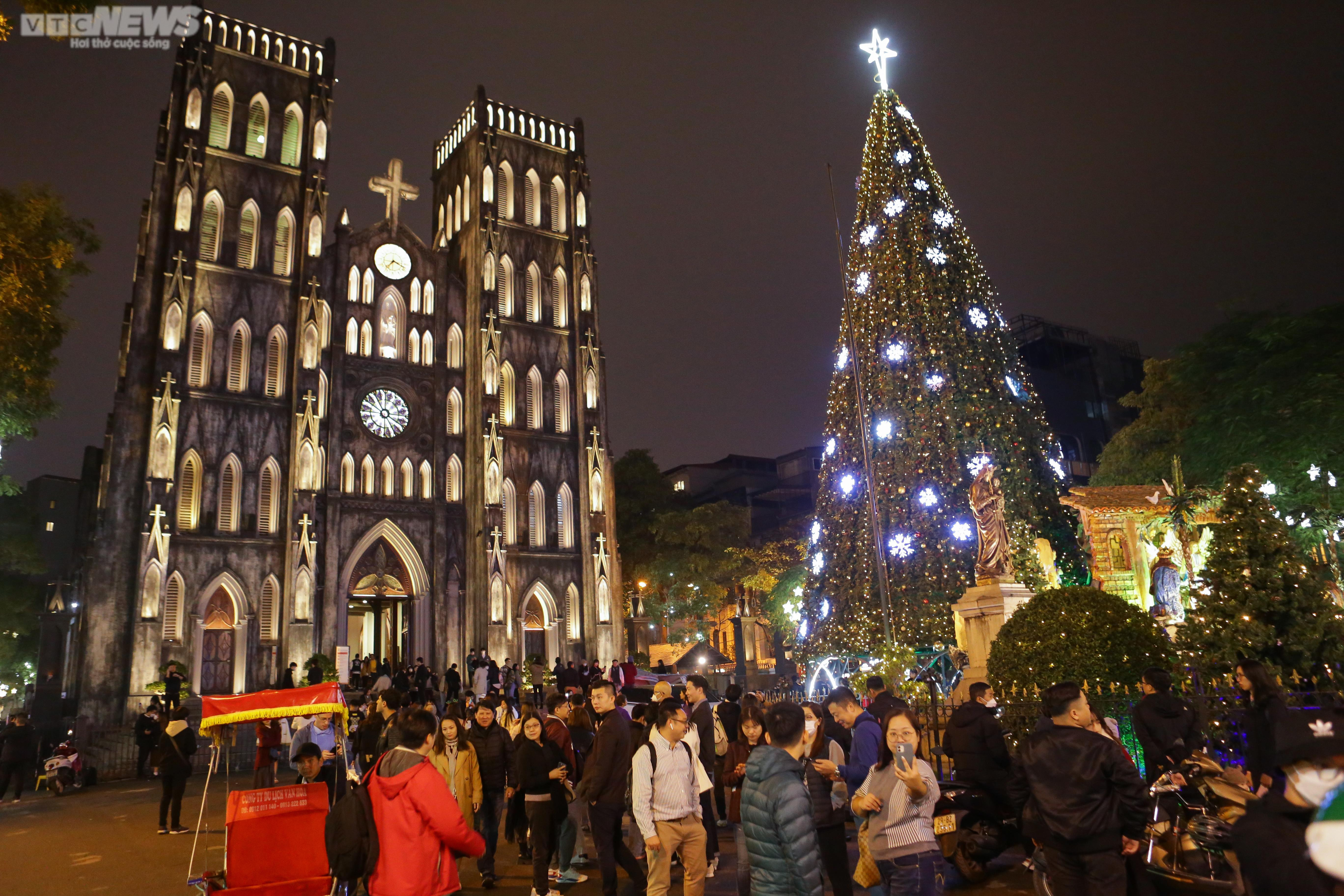 Độc đáo cây thông Noel vàng ruộm làm từ 8.000 bắp ngô - 9