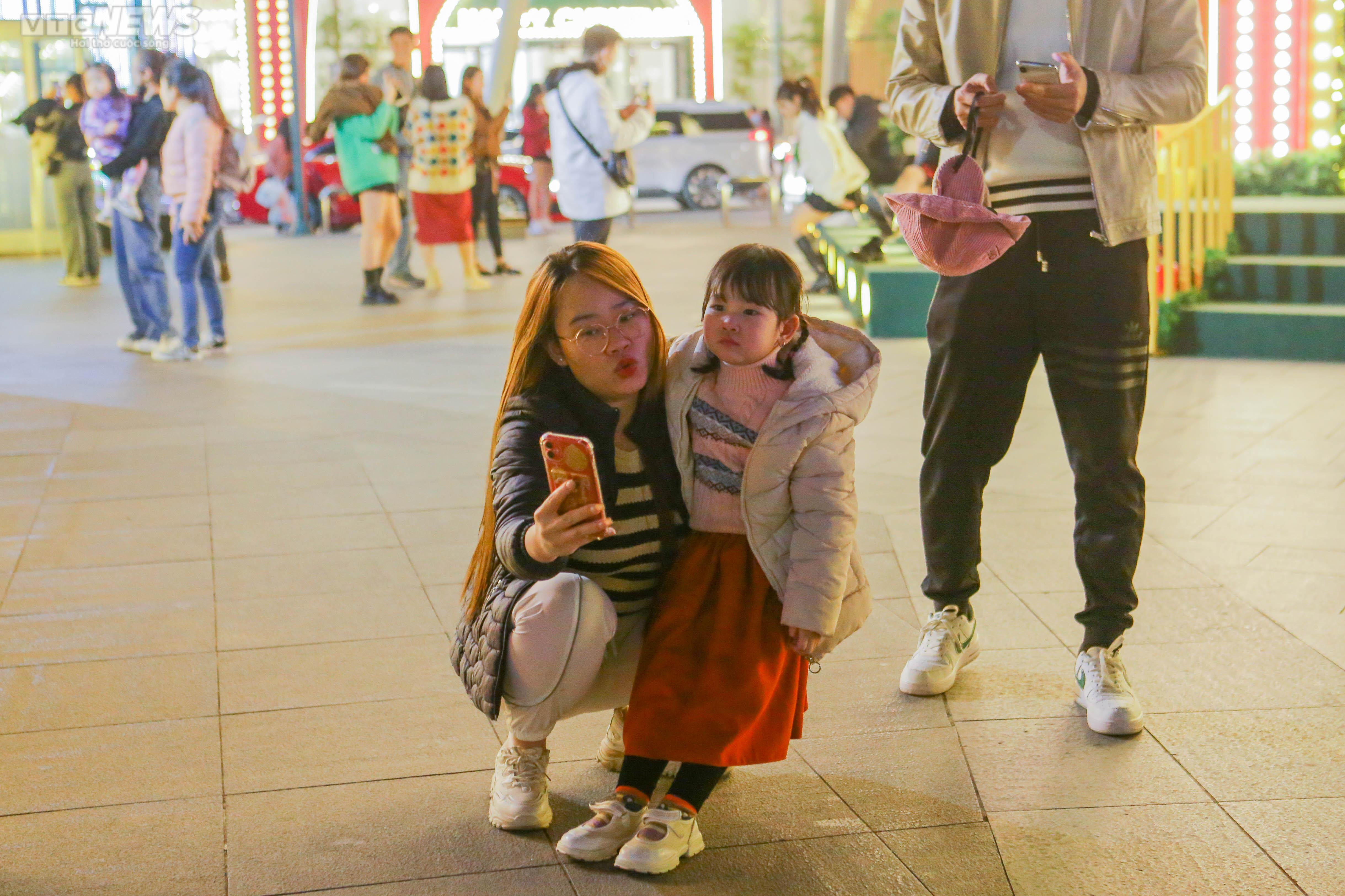 Độc đáo cây thông Noel vàng ruộm làm từ 8.000 bắp ngô - 11