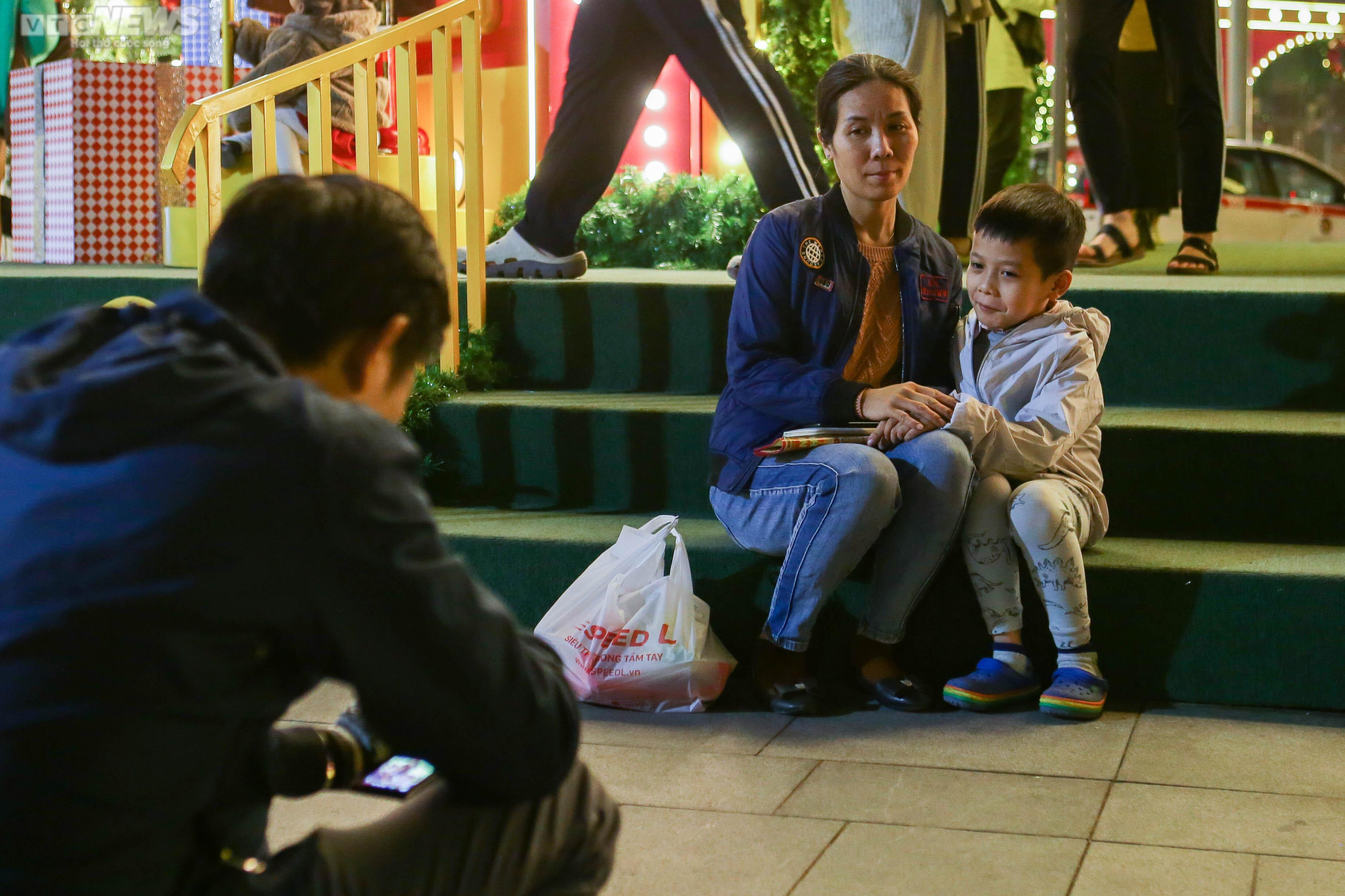 Độc đáo cây thông Noel vàng ruộm làm từ 8.000 bắp ngô - 12