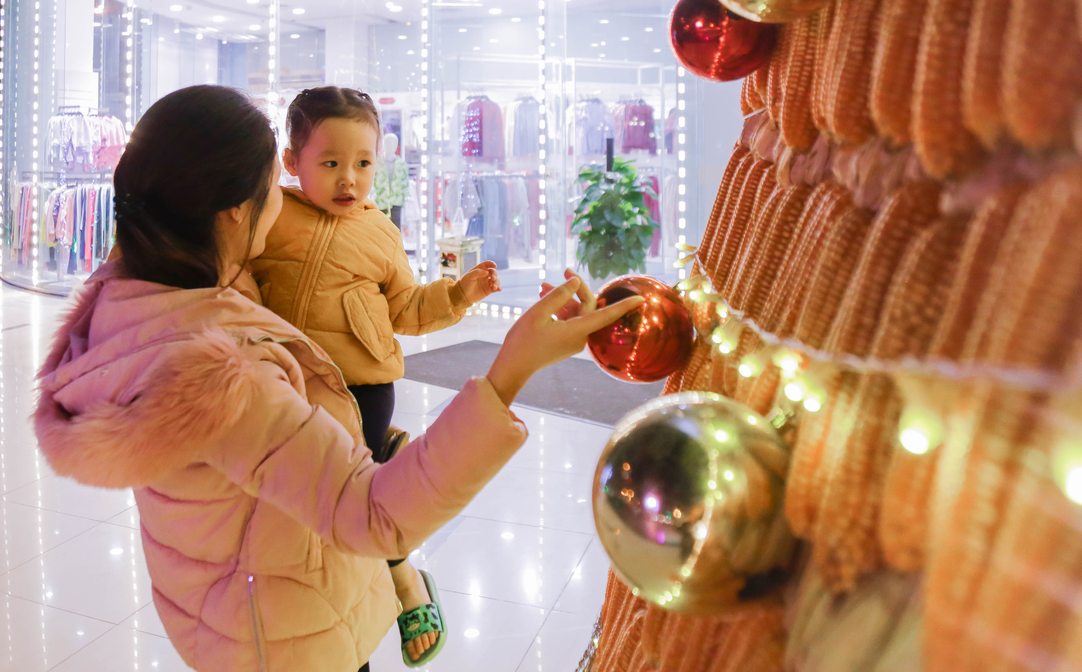 Độc đáo cây thông Noel vàng ruộm làm từ 8.000 bắp ngô - 5