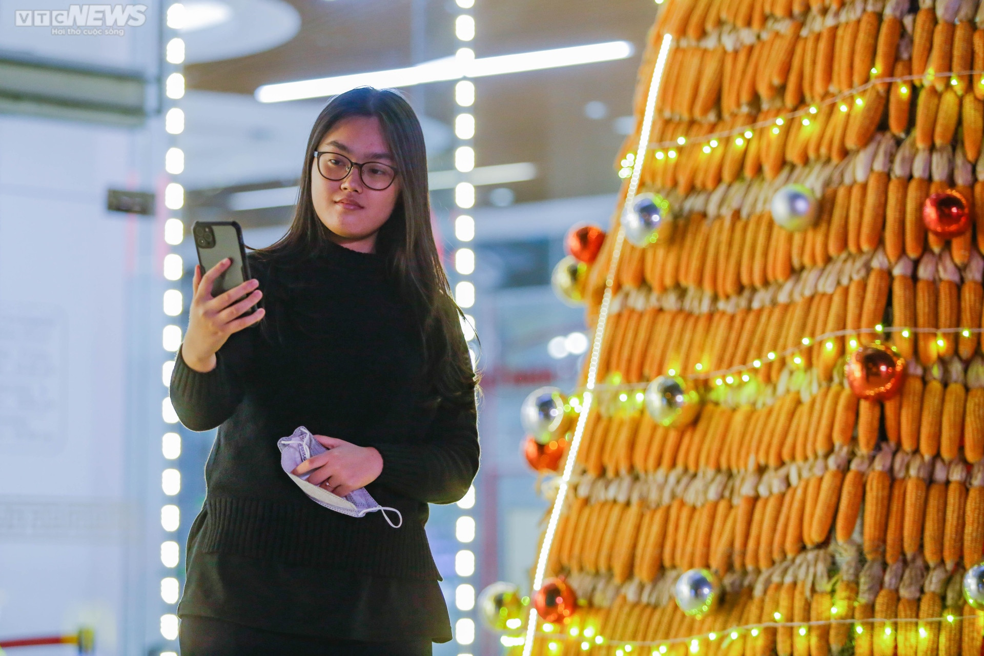 Độc đáo cây thông Noel vàng ruộm làm từ 8.000 bắp ngô - 8