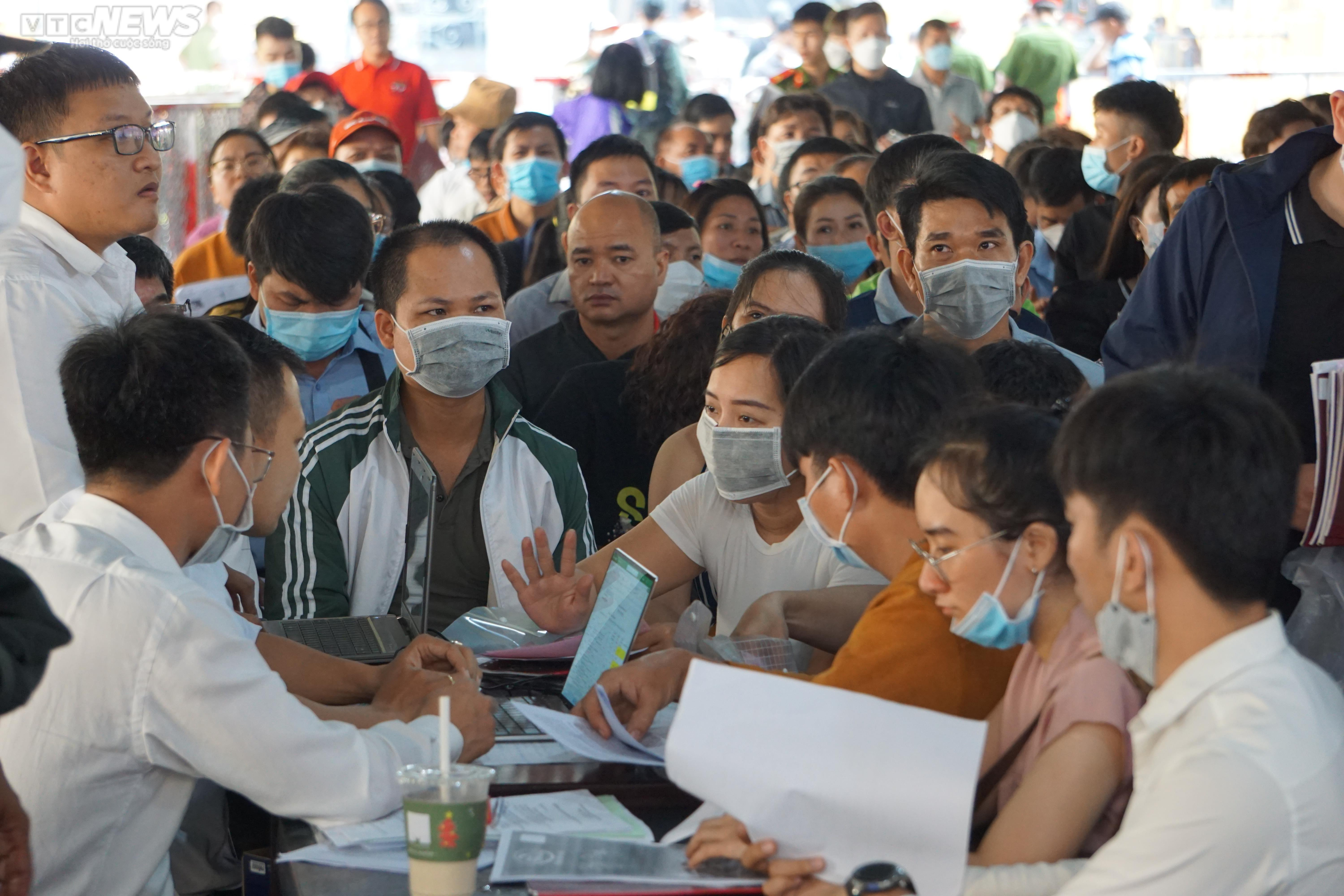 TAND TP.HCM đông kín người trong ngày cuối nhận đơn bị hại vụ án Công ty Alibaba - 17