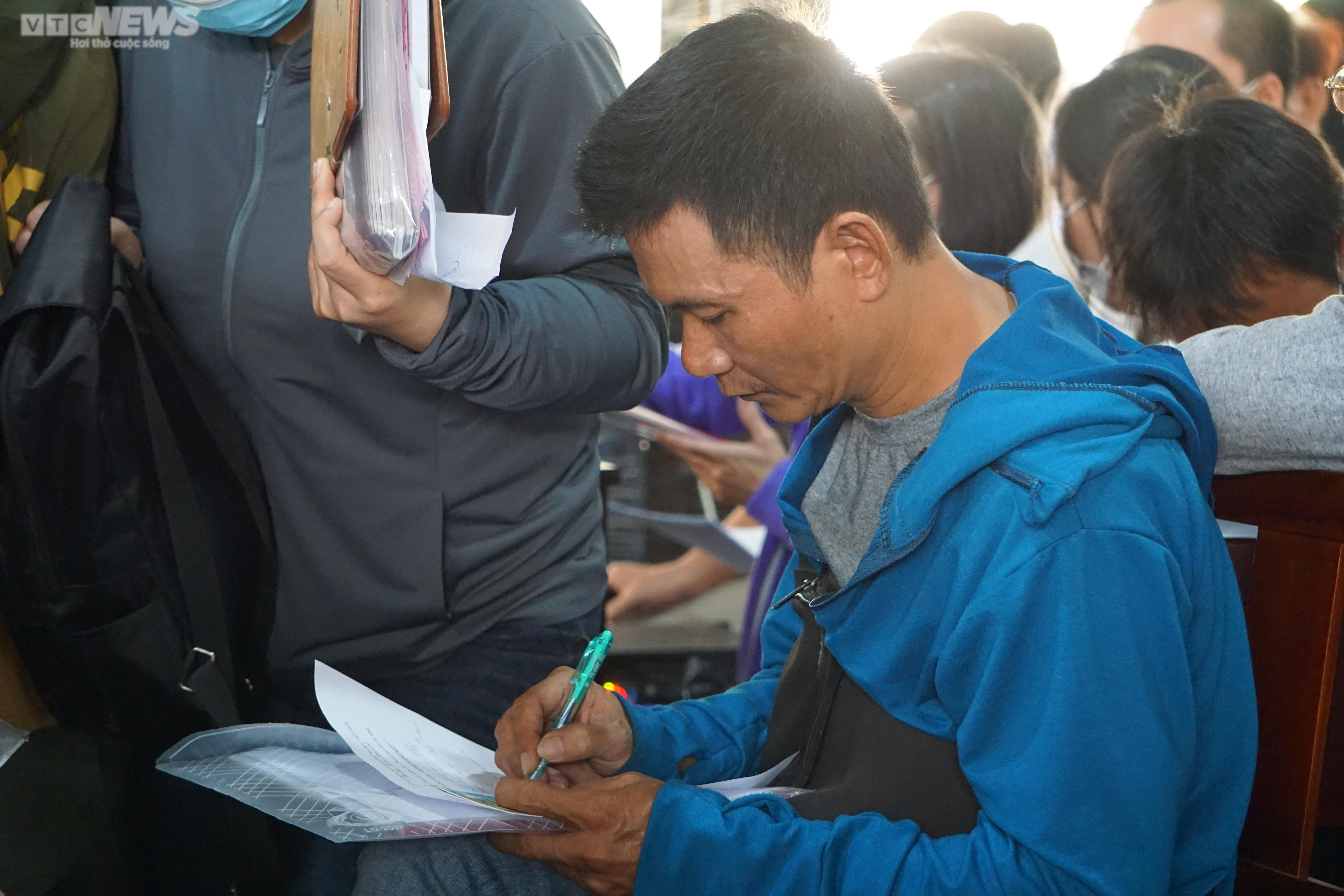 TAND TP.HCM đông kín người trong ngày cuối nhận đơn bị hại vụ án Công ty Alibaba - 4