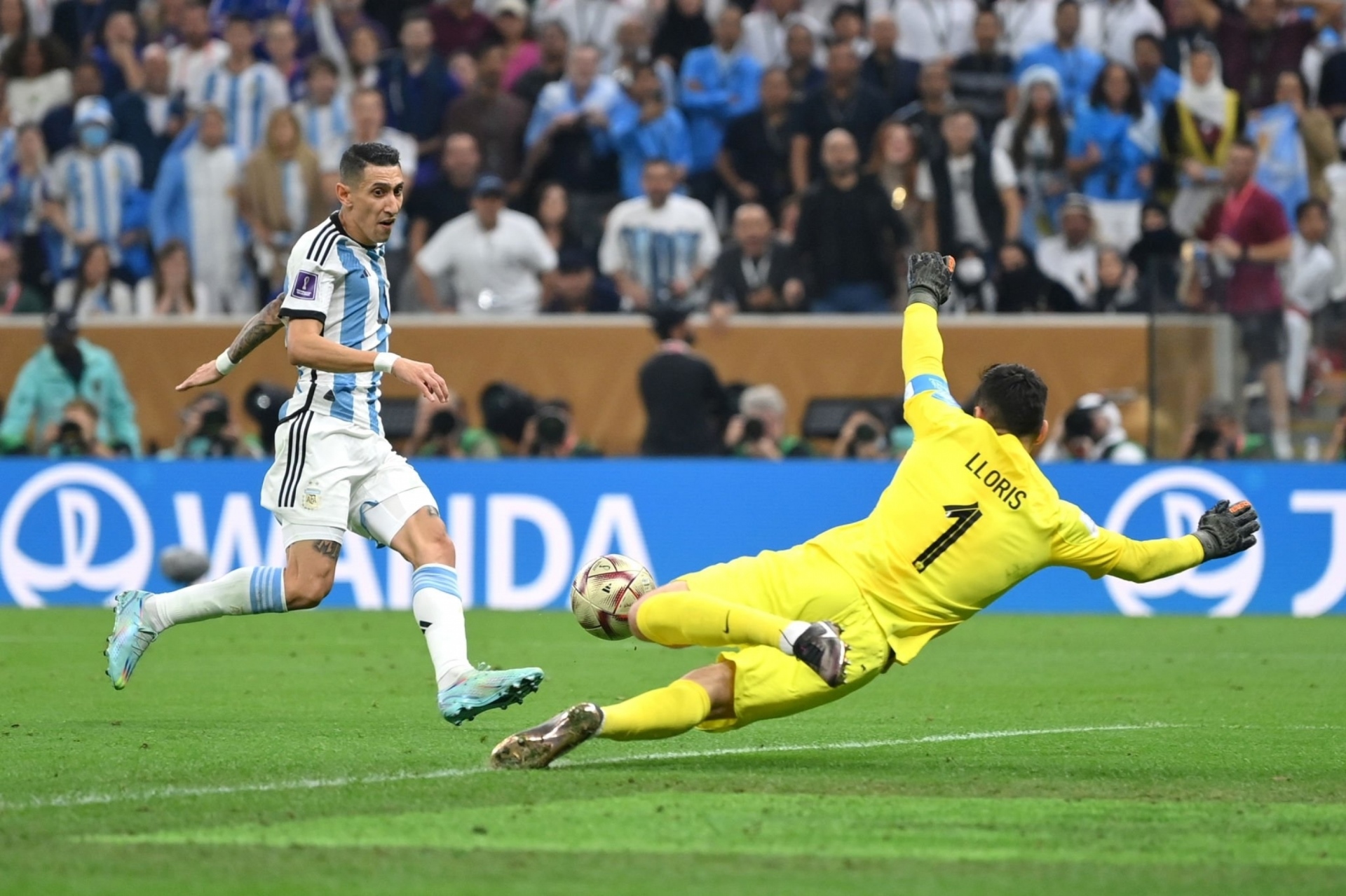 Thắng chung kết World Cup kịch tính nhất, Messi ôm đồng đội ăn mừng như sắp khóc - 5