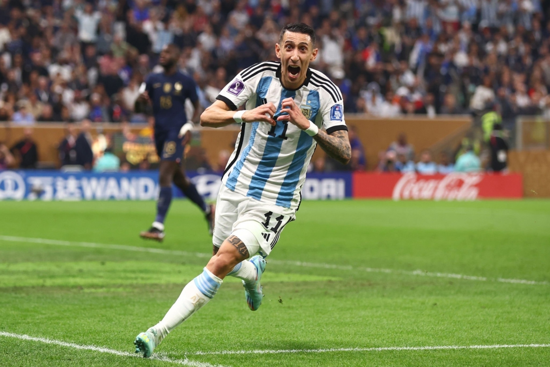 Thắng chung kết World Cup kịch tính nhất, Messi ôm đồng đội ăn mừng như sắp khóc - 6