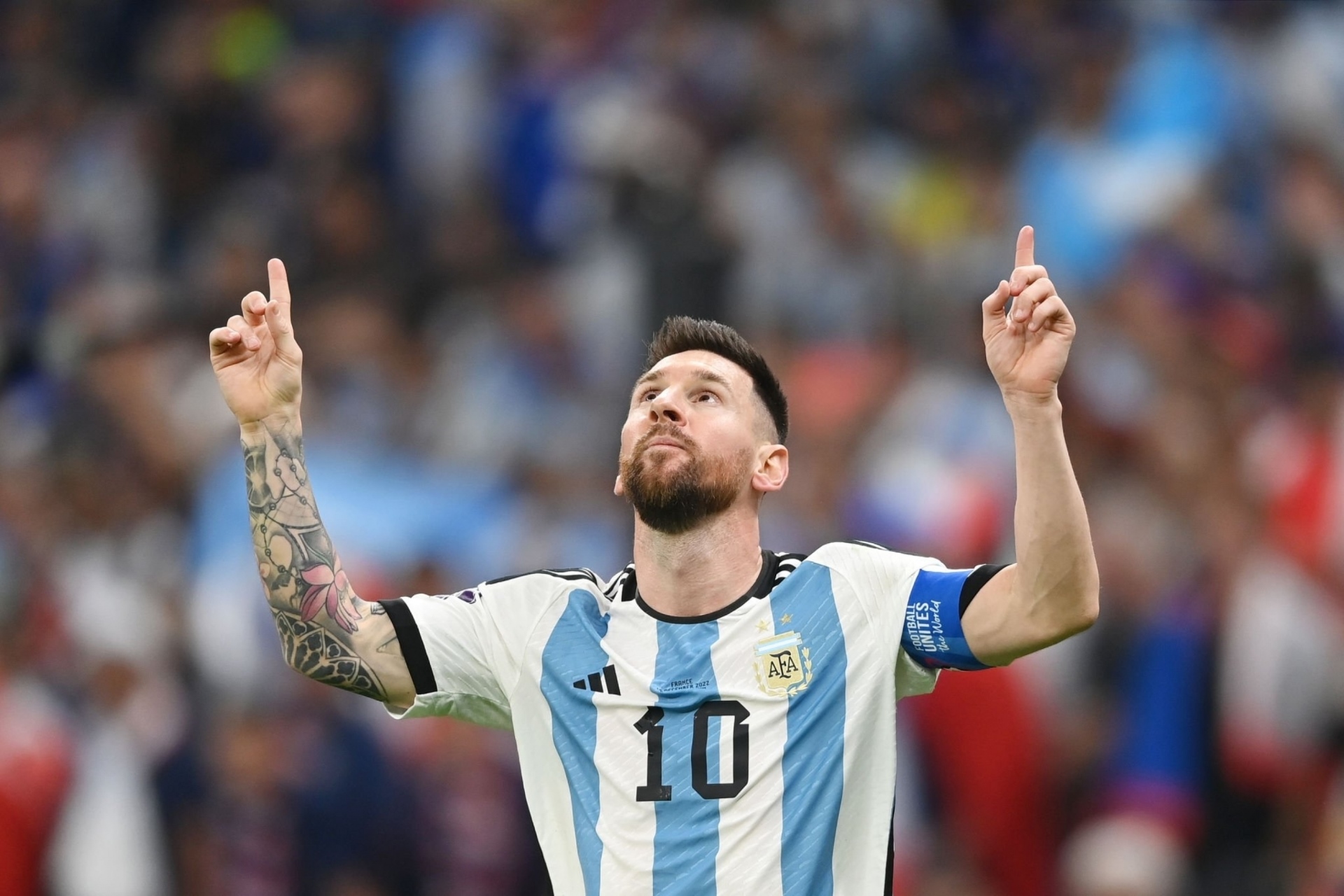 Thắng chung kết World Cup kịch tính nhất, Messi ôm đồng đội ăn mừng như sắp khóc - 4