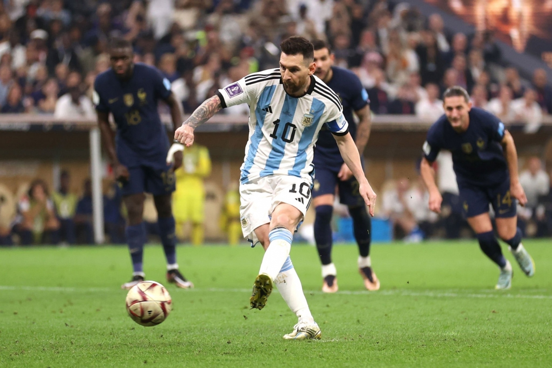 Thắng chung kết World Cup kịch tính nhất, Messi ôm đồng đội ăn mừng như sắp khóc - 3