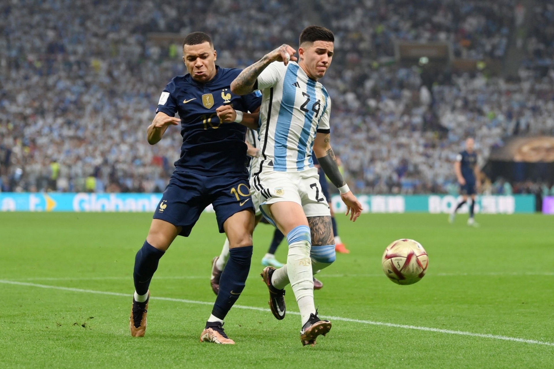 Thắng chung kết World Cup kịch tính nhất, Messi ôm đồng đội ăn mừng như sắp khóc - 8