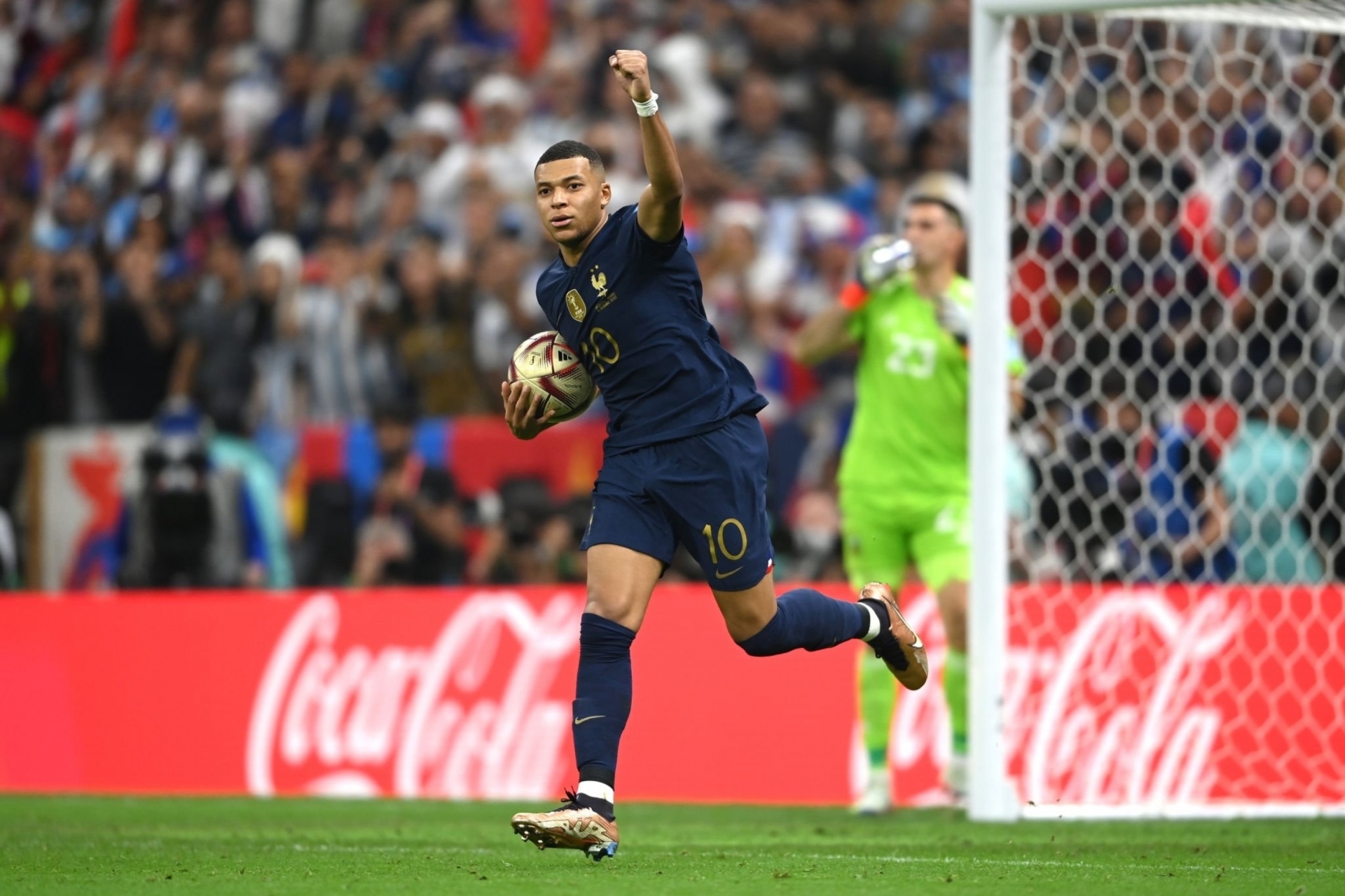 Thắng chung kết World Cup kịch tính nhất, Messi ôm đồng đội ăn mừng như sắp khóc - 11