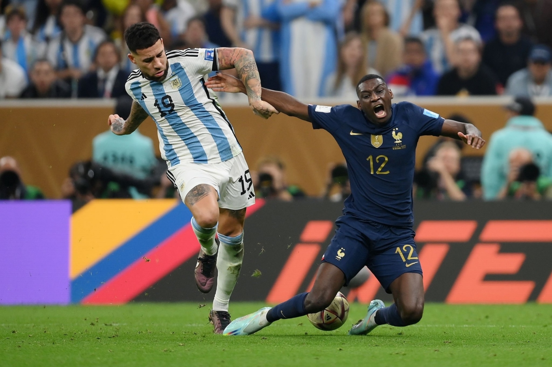 Thắng chung kết World Cup kịch tính nhất, Messi ôm đồng đội ăn mừng như sắp khóc - 10