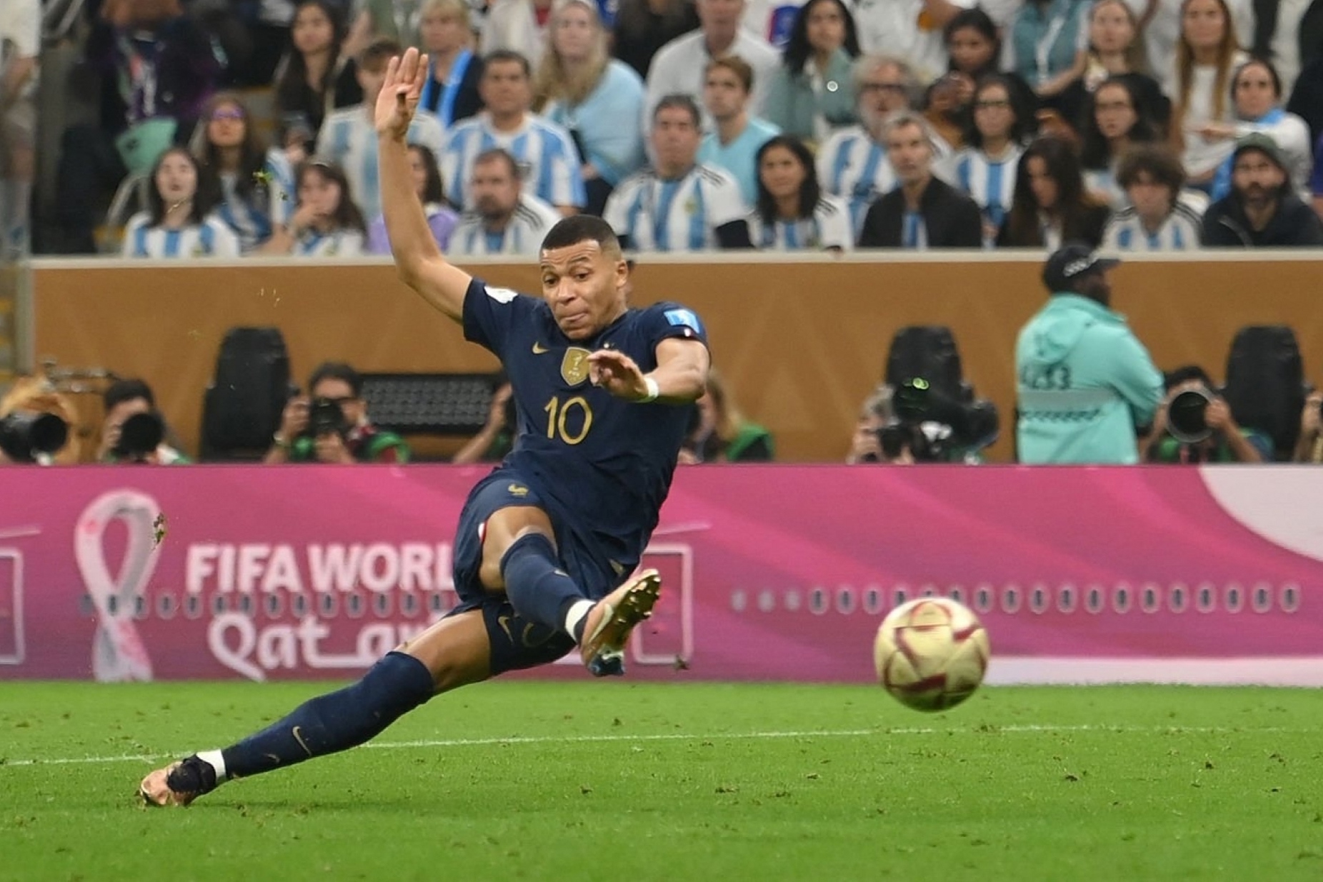 Thắng chung kết World Cup kịch tính nhất, Messi ôm đồng đội ăn mừng như sắp khóc - 12