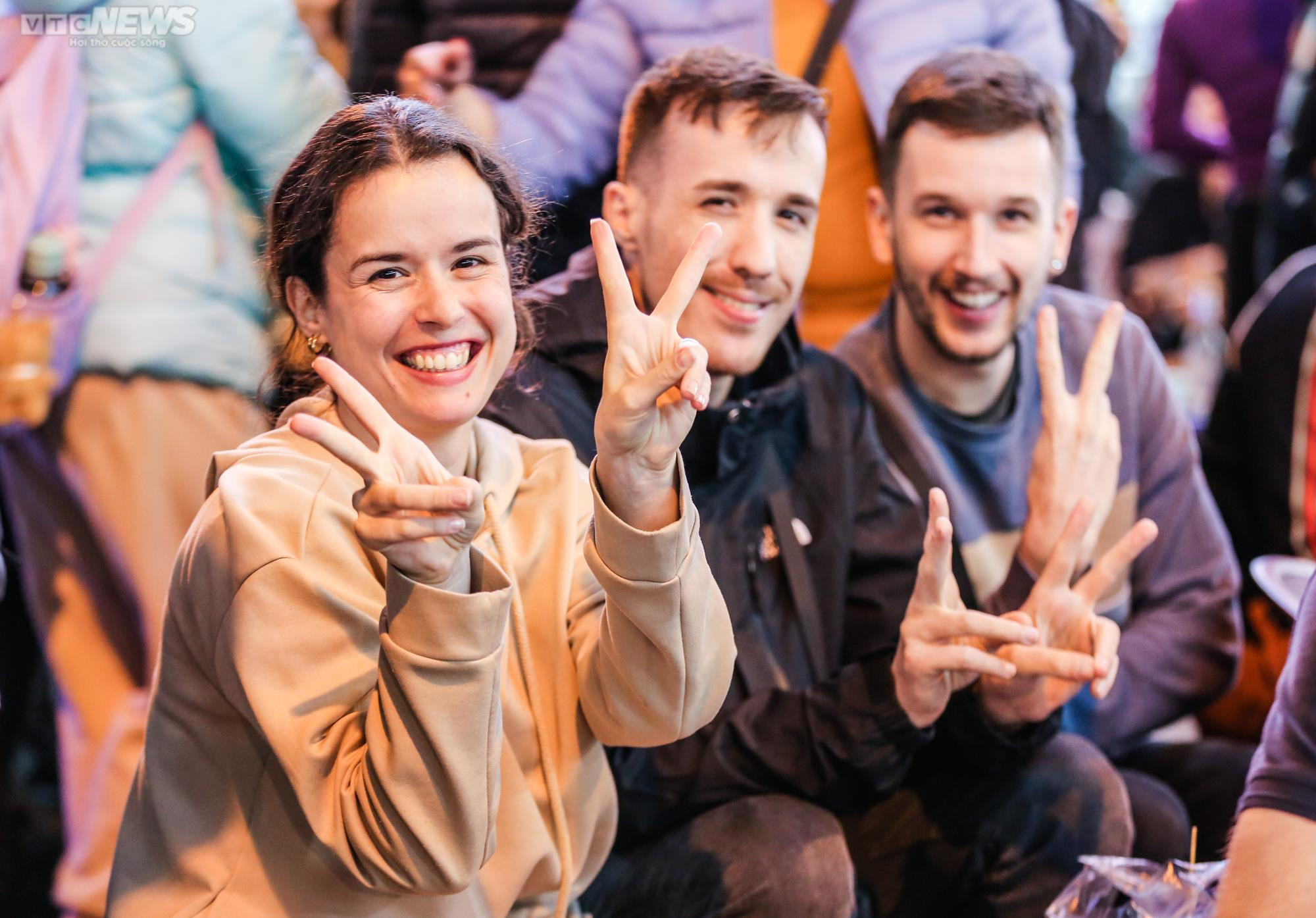 'Phố Tây' Hà Nội đông nghẹt người xem trận chung kết World Cup 2022 - 10