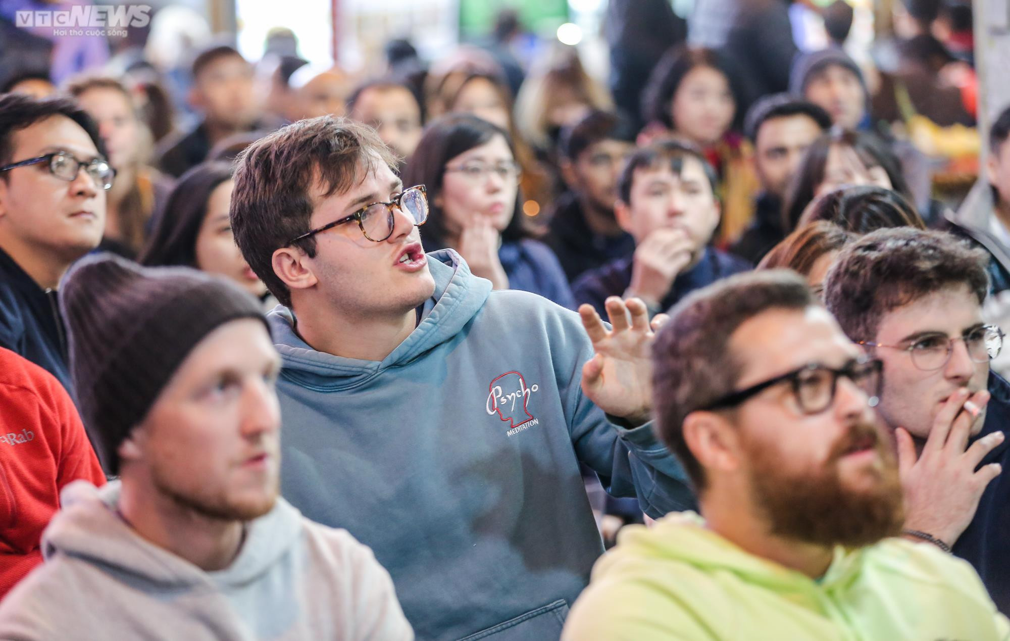 'Phố Tây' Hà Nội đông nghẹt người xem trận chung kết World Cup 2022 - 7