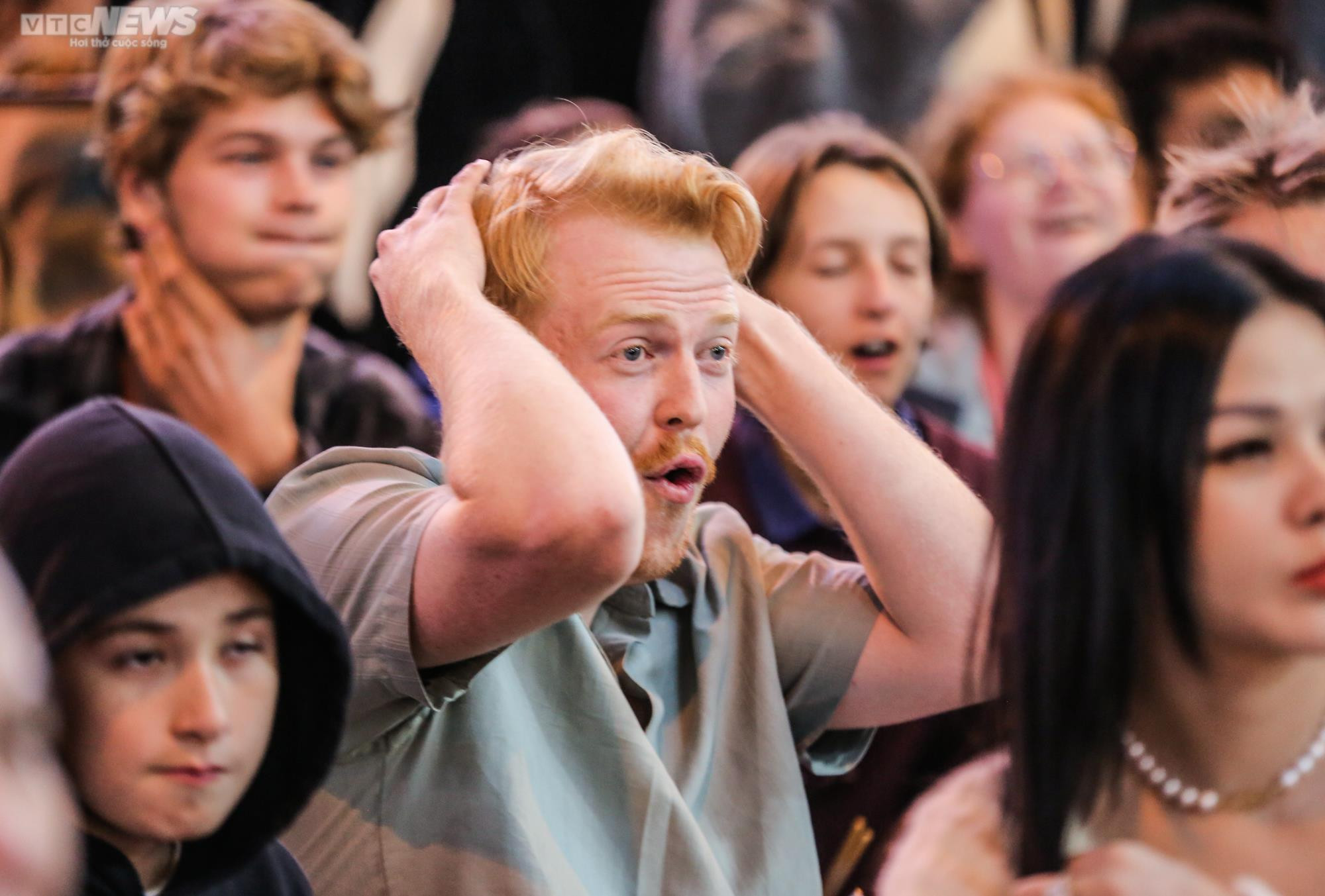 'Phố Tây' Hà Nội đông nghẹt người xem trận chung kết World Cup 2022 - 8