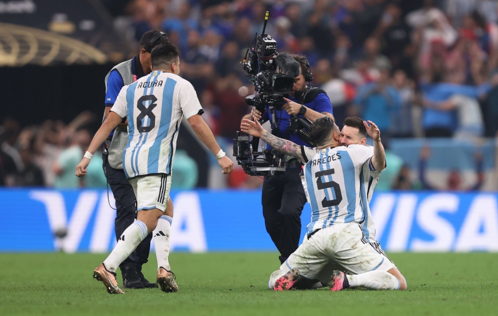 Thắng chung kết World Cup kịch tính nhất, Messi ôm đồng đội ăn mừng như sắp khóc - 19