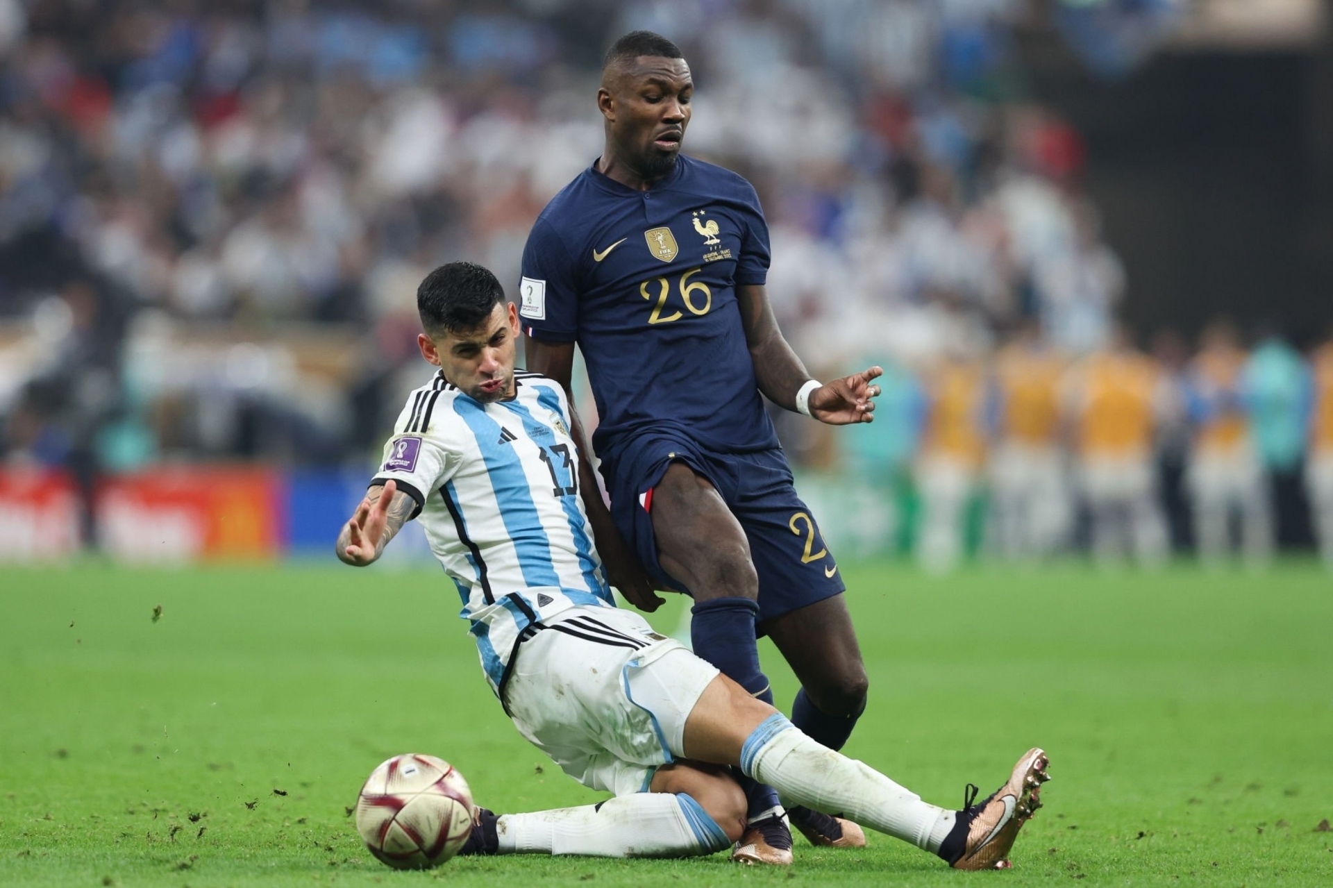 Thắng chung kết World Cup kịch tính nhất, Messi ôm đồng đội ăn mừng như sắp khóc - 9