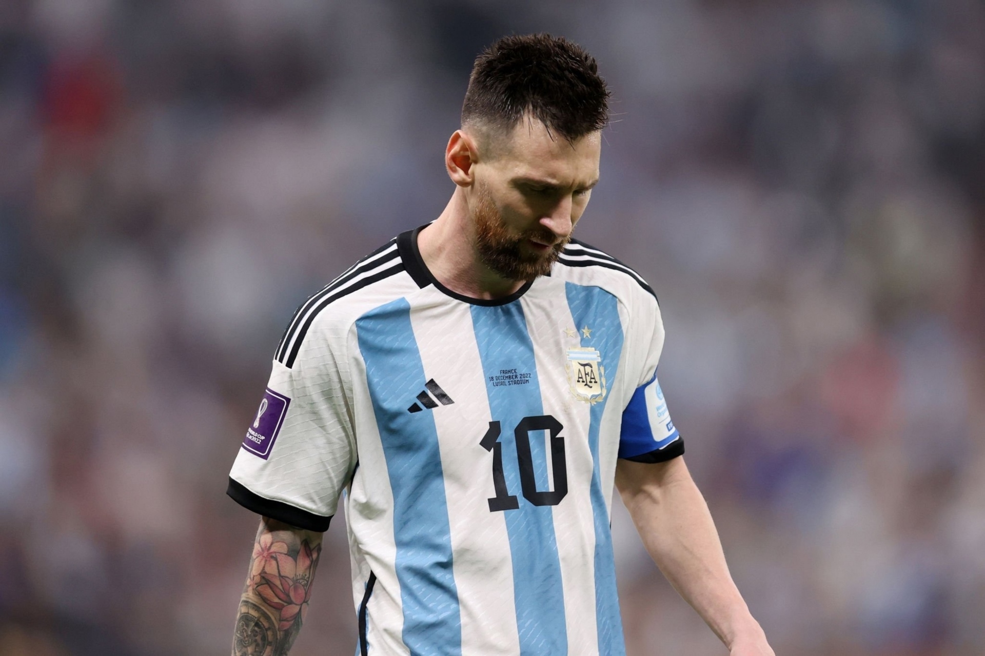 Thắng chung kết World Cup kịch tính nhất, Messi ôm đồng đội ăn mừng như sắp khóc - 13