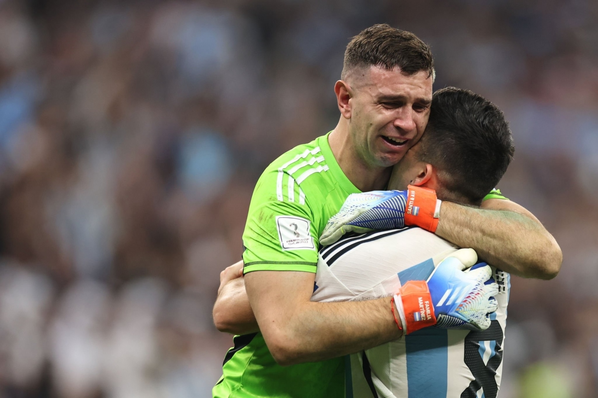 Thắng chung kết World Cup kịch tính nhất, Messi ôm đồng đội ăn mừng như sắp khóc - 21