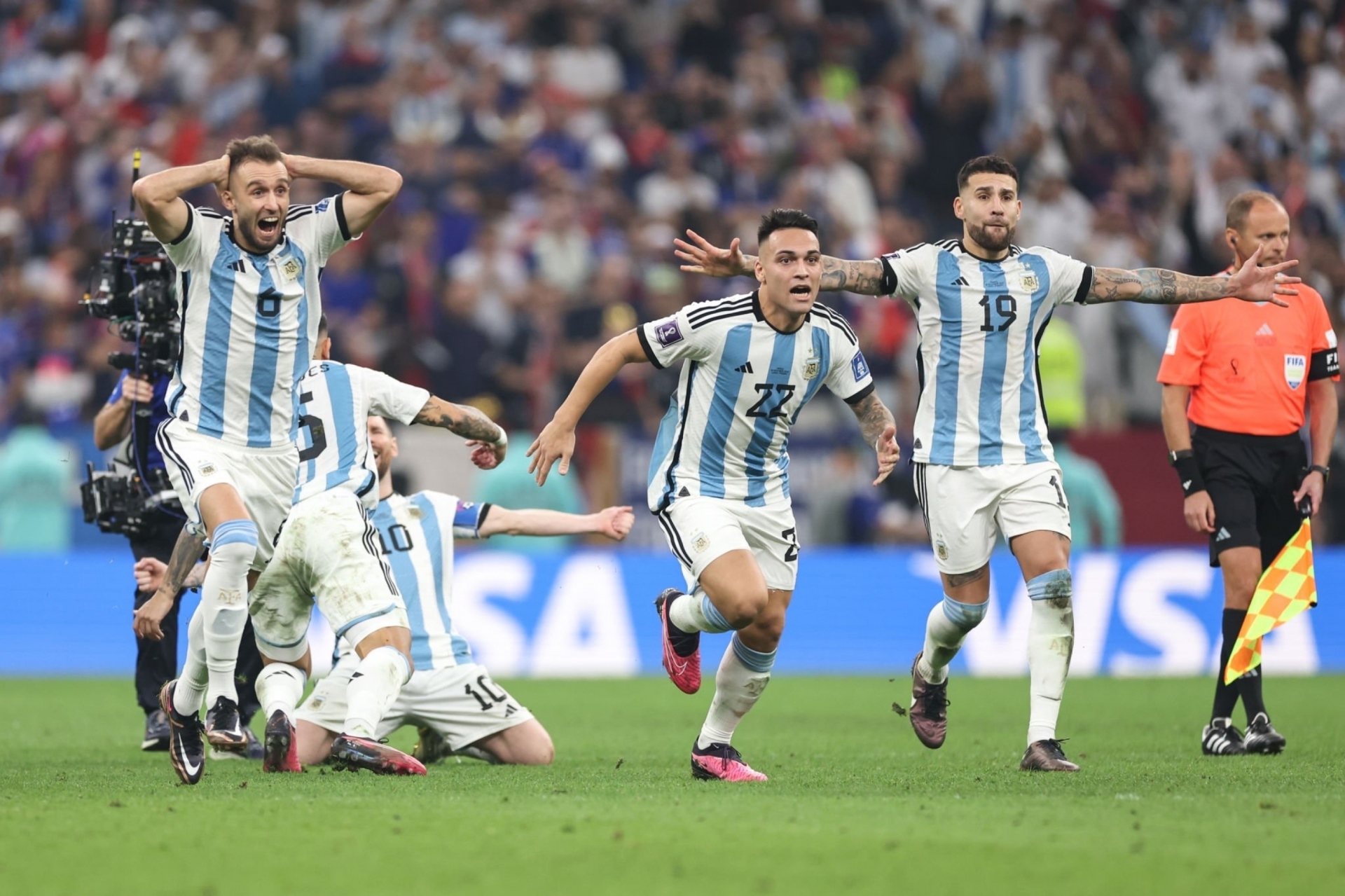 Thắng chung kết World Cup kịch tính nhất, Messi ôm đồng đội ăn mừng như sắp khóc - 20