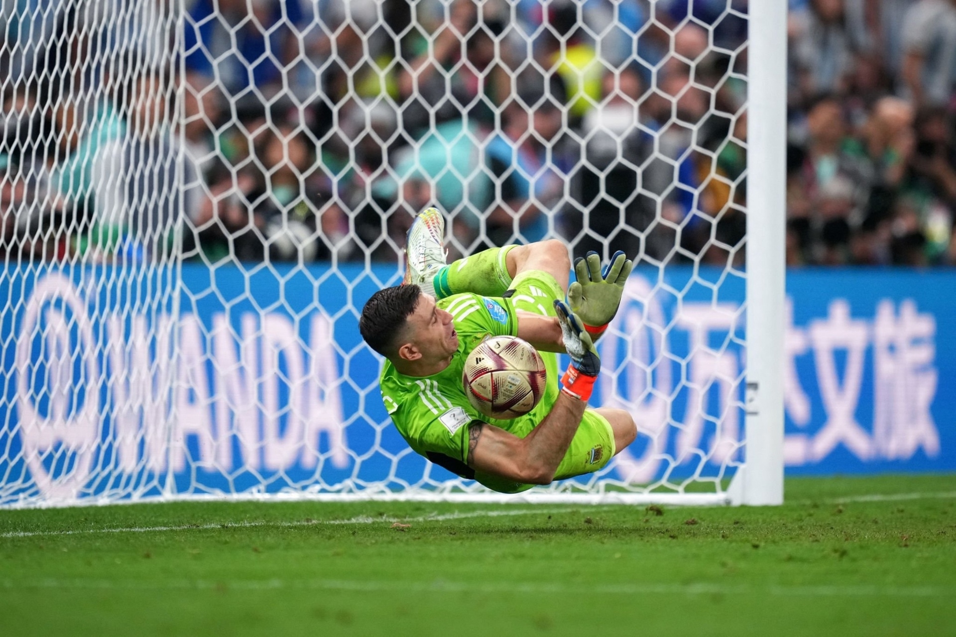 Thắng chung kết World Cup kịch tính nhất, Messi ôm đồng đội ăn mừng như sắp khóc - 17