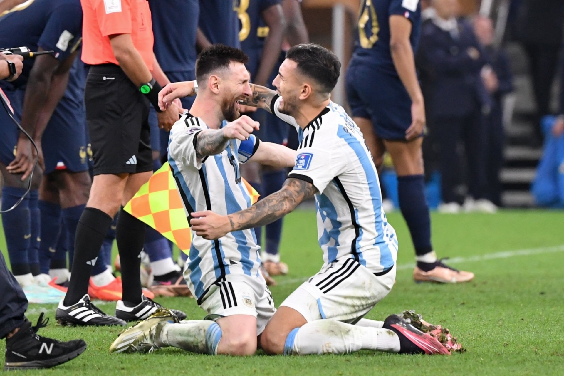 Thắng chung kết World Cup kịch tính nhất, Messi ôm đồng đội ăn mừng như sắp khóc - 18