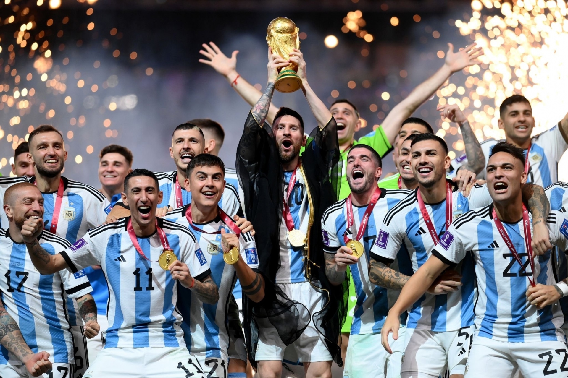 Thắng chung kết World Cup kịch tính nhất, Messi ôm đồng đội ăn mừng như sắp khóc - 24