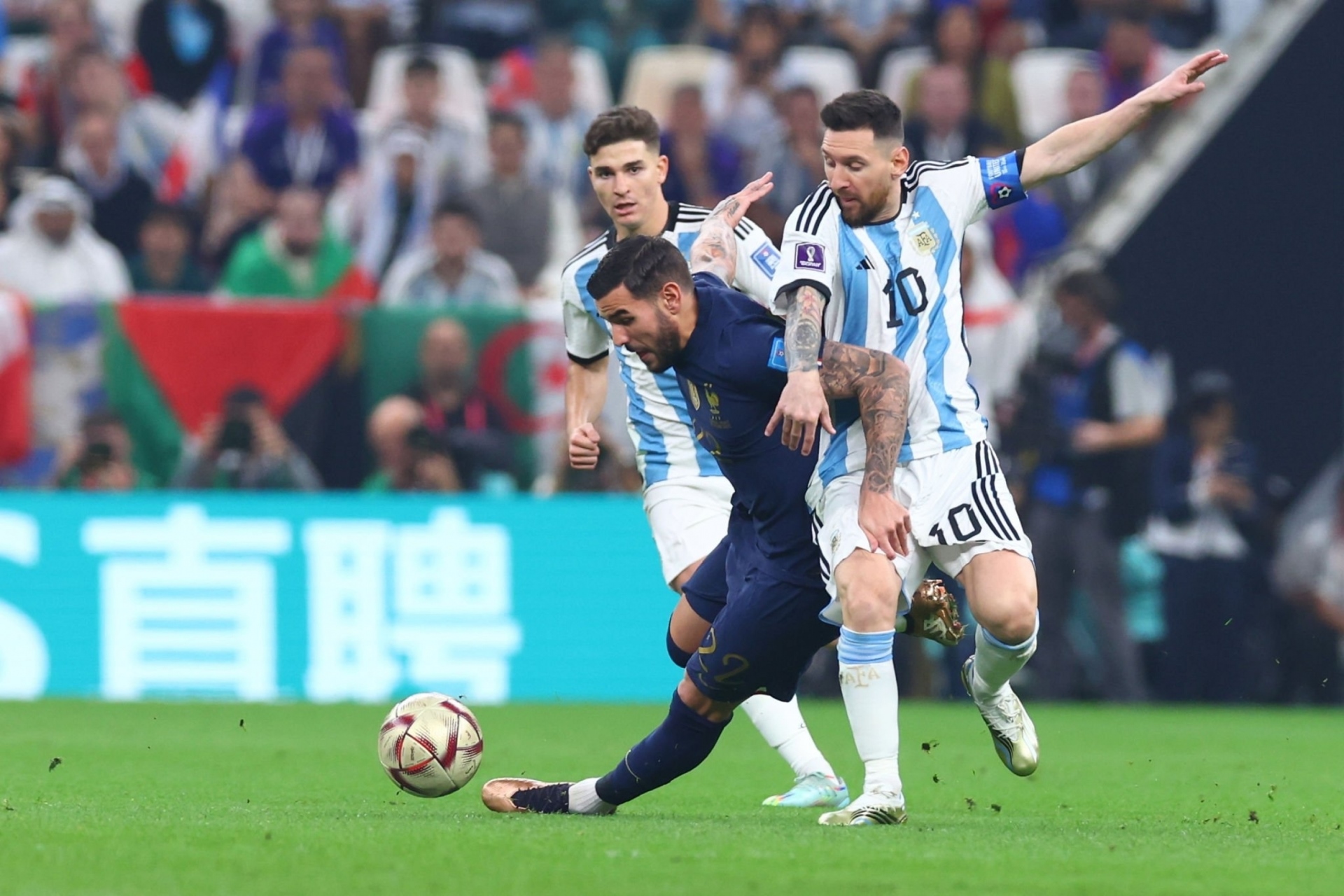 Thắng chung kết World Cup kịch tính nhất, Messi ôm đồng đội ăn mừng như sắp khóc - 16