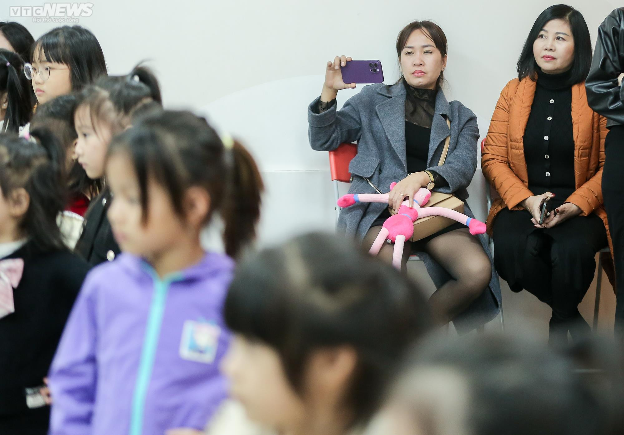 Cận cảnh quá trình tập luyện gian khó của các người mẫu nhí - 12