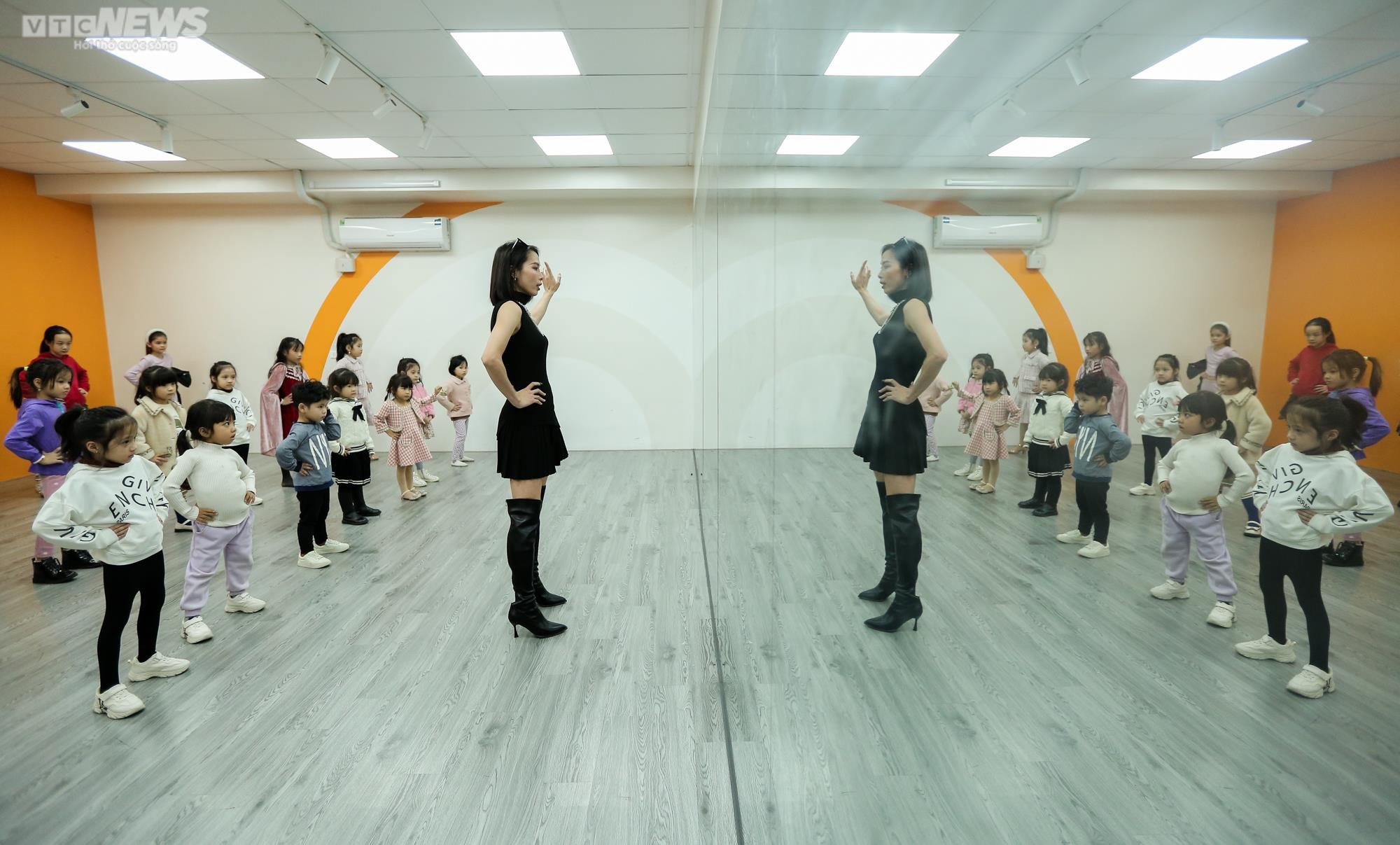 Cận cảnh quá trình tập luyện gian khó của các người mẫu nhí - 1