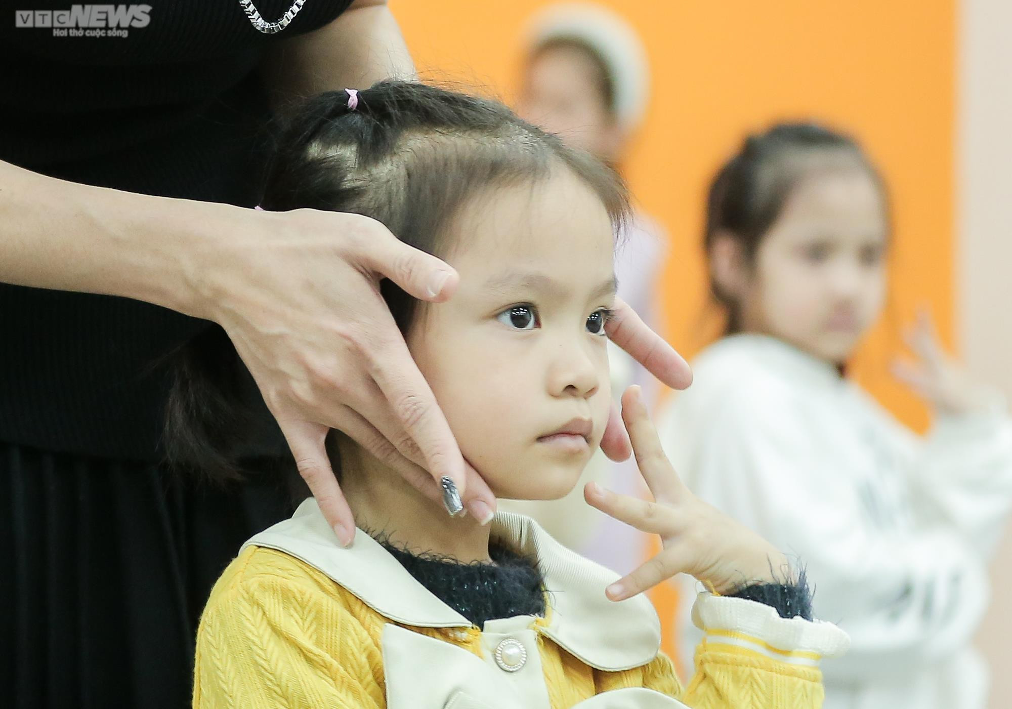 Cận cảnh quá trình tập luyện gian khó của các người mẫu nhí - 4