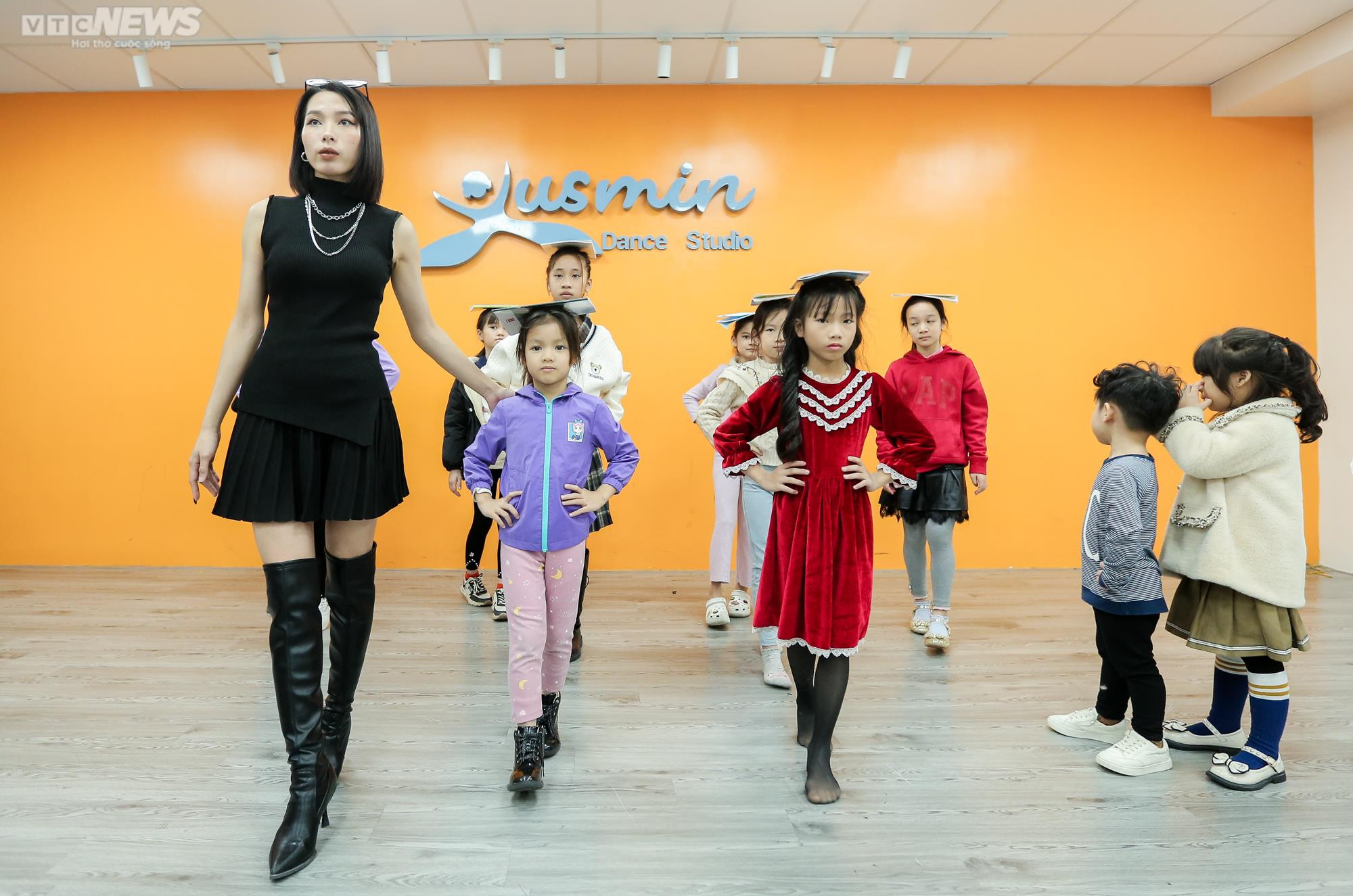 Cận cảnh quá trình tập luyện gian khó của các người mẫu nhí - 9