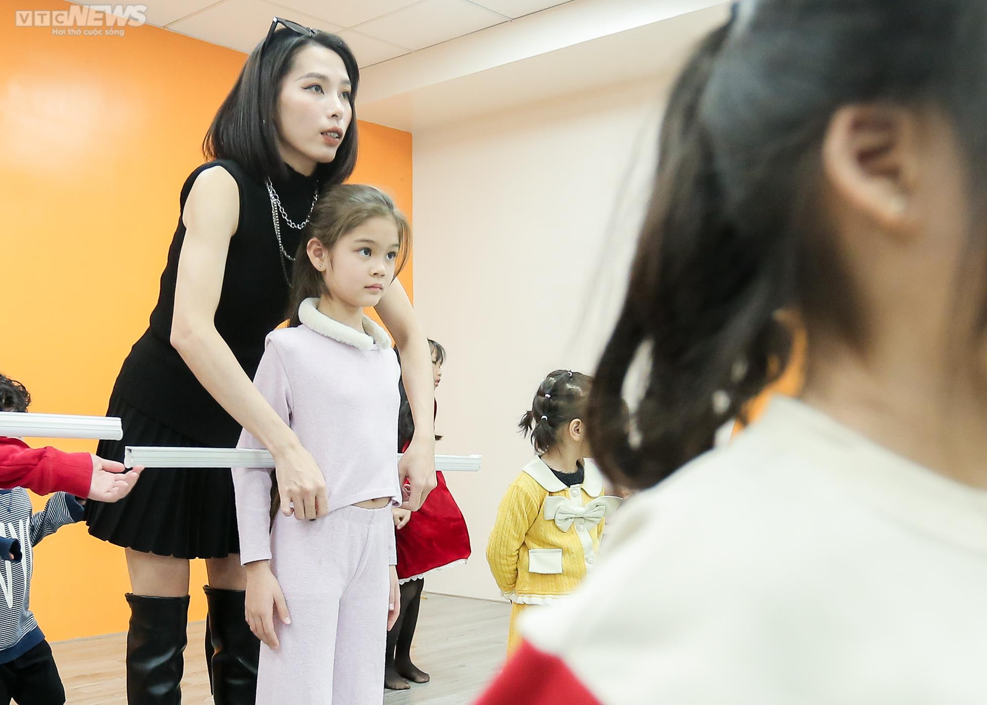 Cận cảnh quá trình tập luyện gian khó của các người mẫu nhí - 6