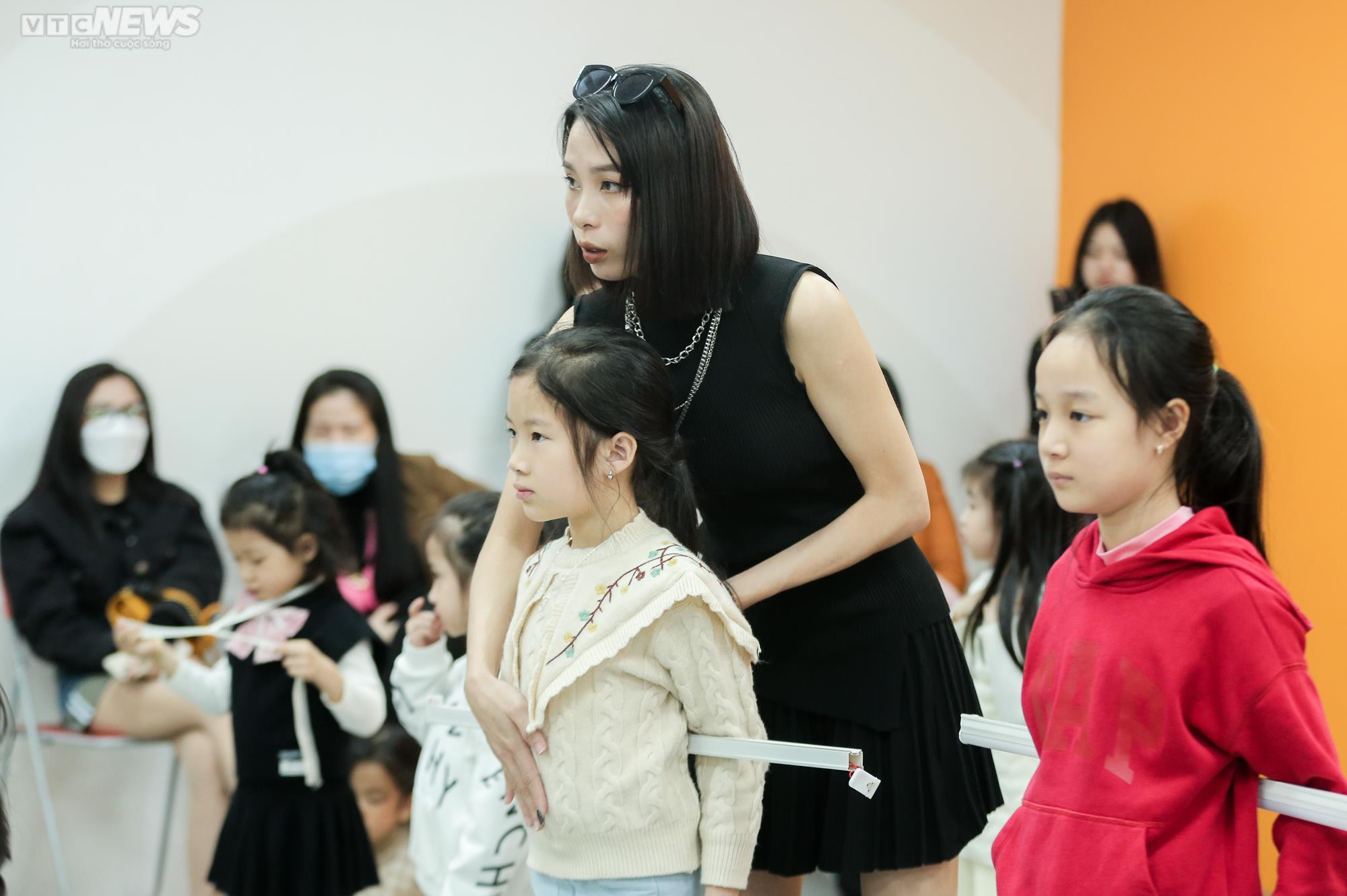 Cận cảnh quá trình tập luyện gian khó của các người mẫu nhí - 7