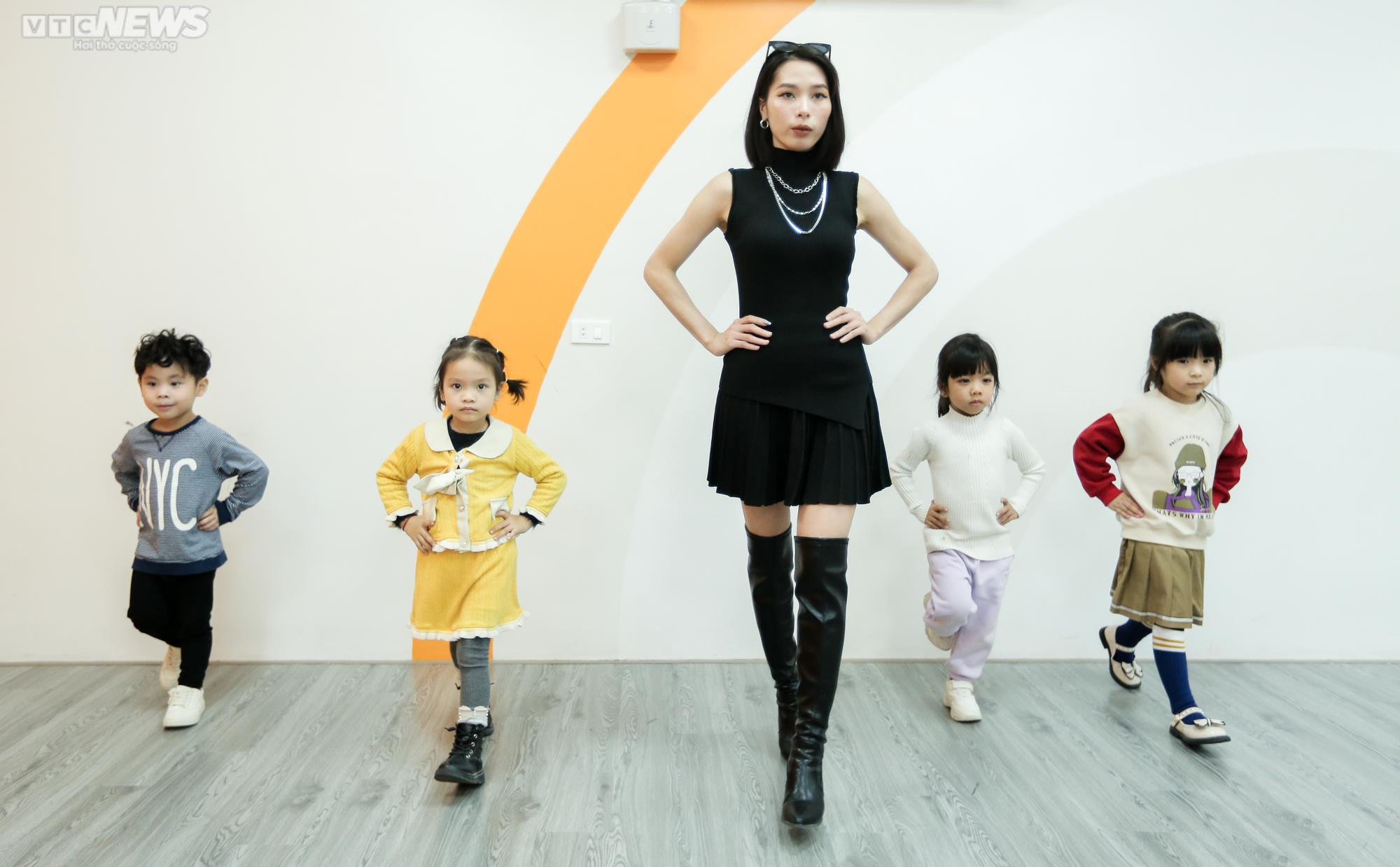 Cận cảnh quá trình tập luyện gian khó của các người mẫu nhí - 10